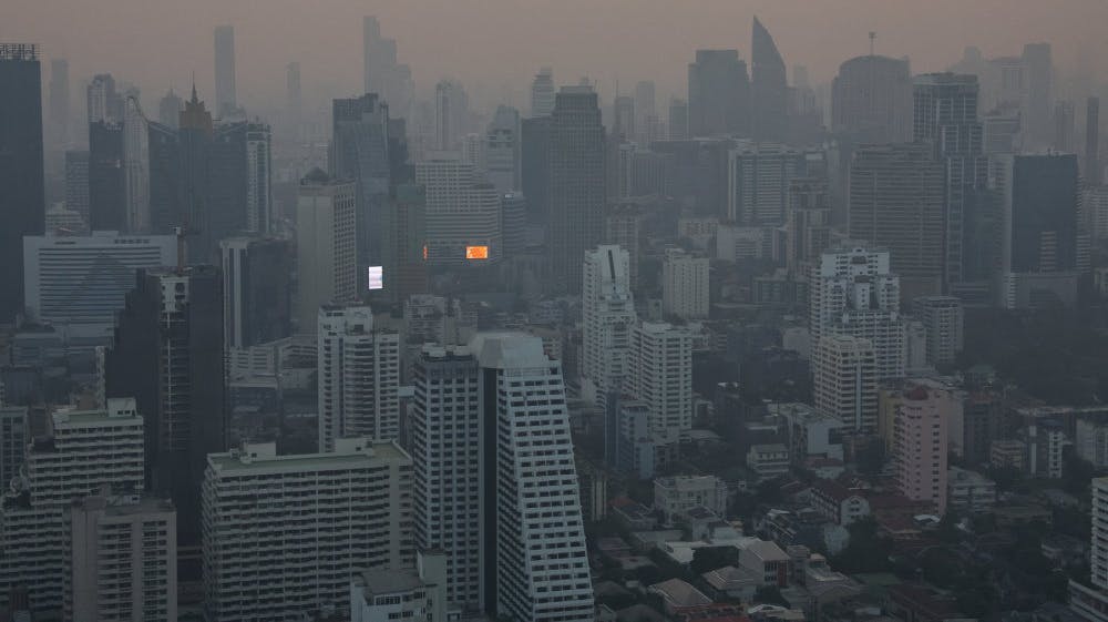 Ifølge den schweiziske virksomhed IQAir er niveauet af fine inhalerbare partikler i Bangkok 15 gange højere end anbefalingen af Verdenssundhedsorganisationen (WHO). 