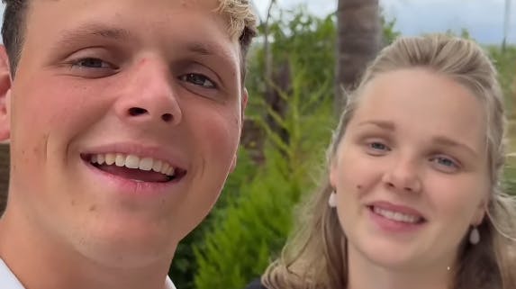 Daniel og Debbie er mest kendt fra TikTok, hvor de deler stort og småt om deres liv og tro.