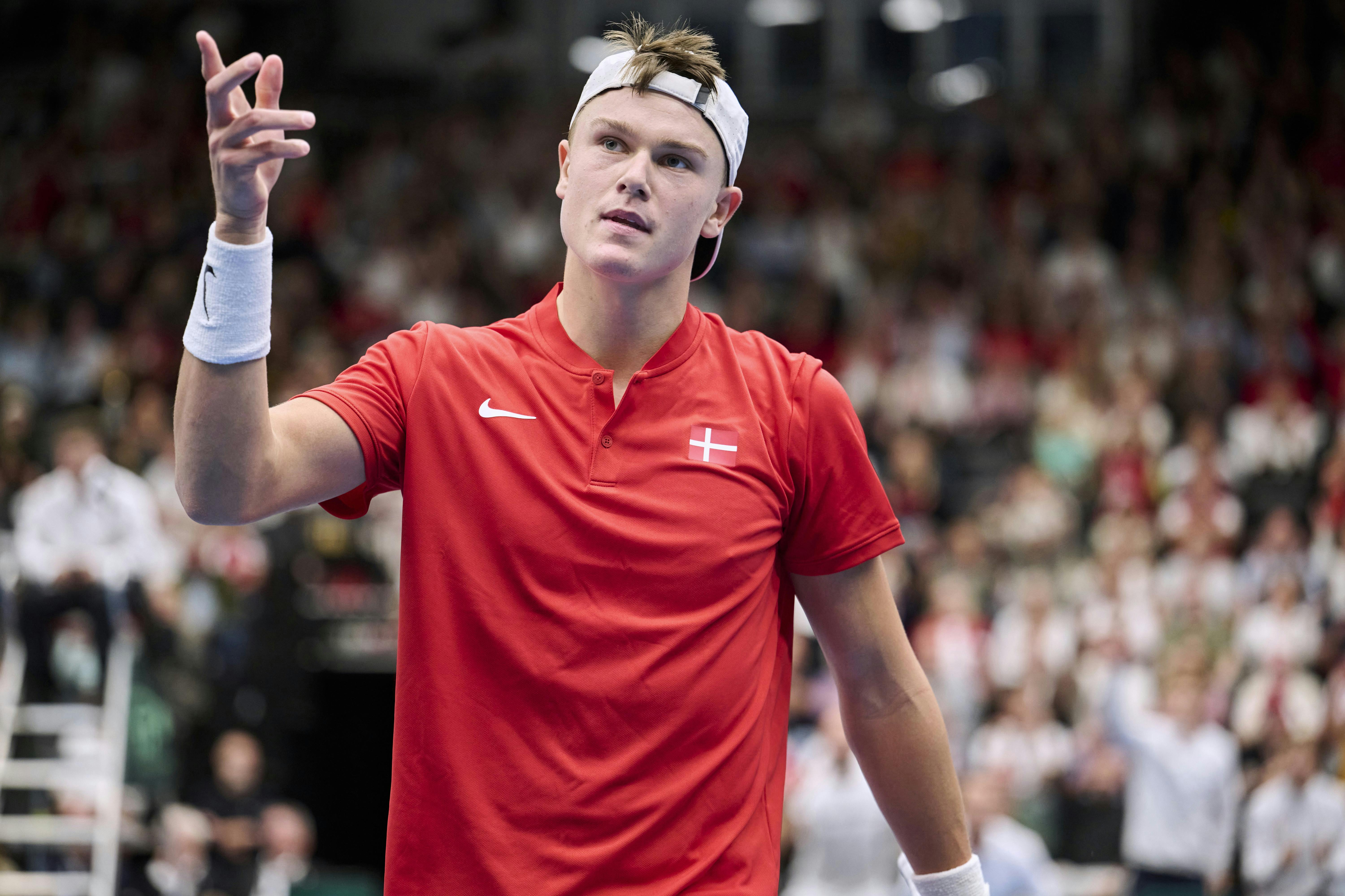 Opgavebeskrivelse: Davis Cup, Danmark - Brasilien. Holger Rune spiller.Sted: Royal Stage, HillerødFotograf: Lars H. LaursenJournalist: Caroline EiersøOptagelsedato: 2023.09.14