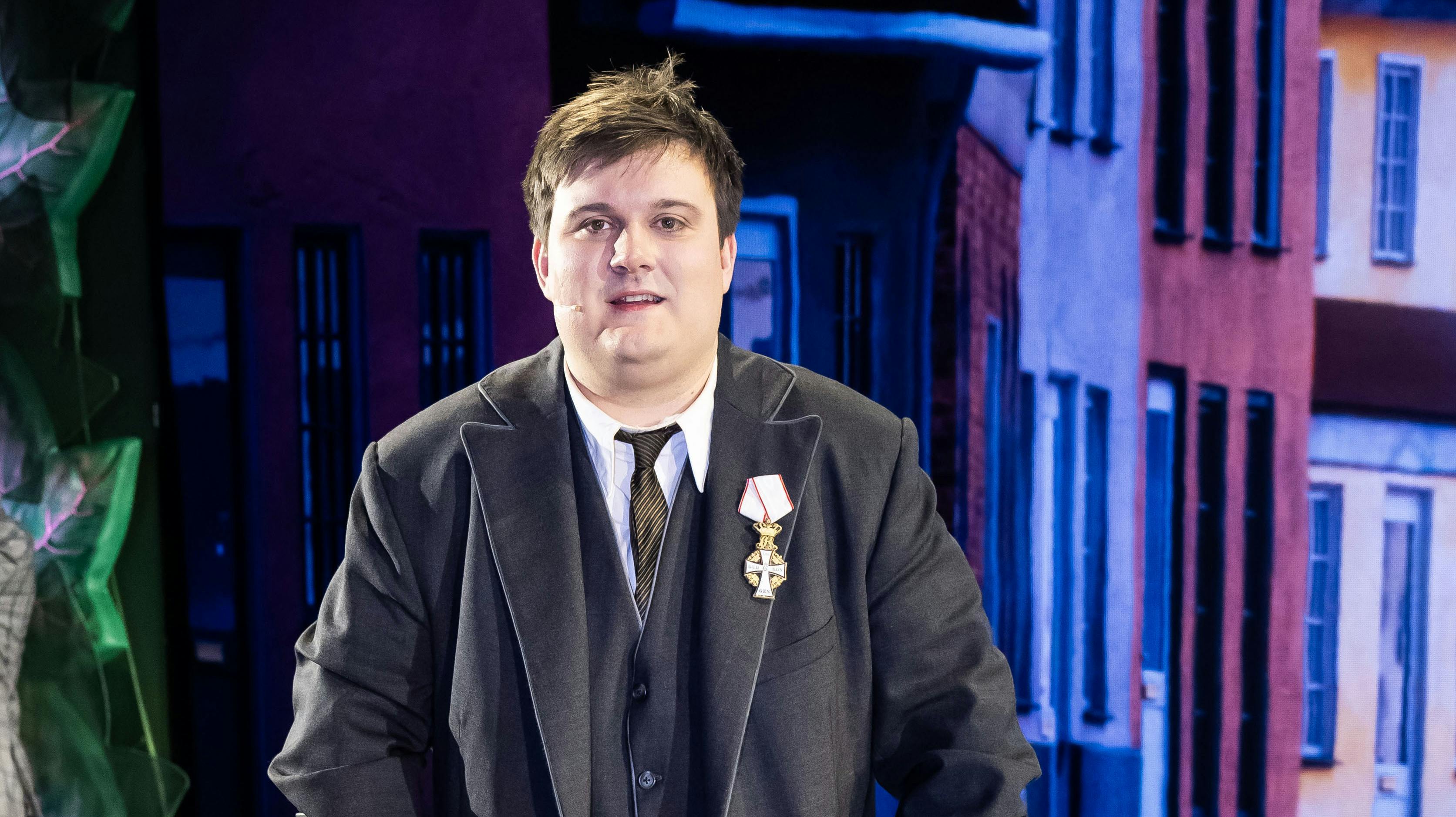 Nicolai Jørgensen spiller Mads Skjern i "Matador"-musicalen, men det bliver med lidt mindre armbevægelser end planlagt – han skal nemlig have krykker med på scenen.