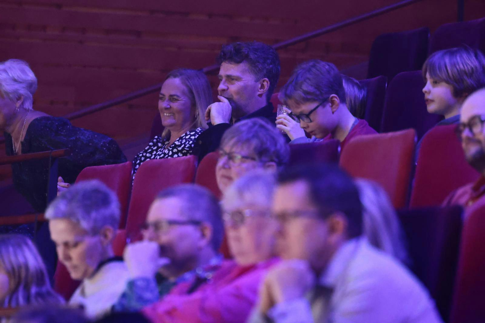 Stephanies kæreste, Lasse, havde svært ved at skjule sit smil, da han blev udpeget fra scenen.