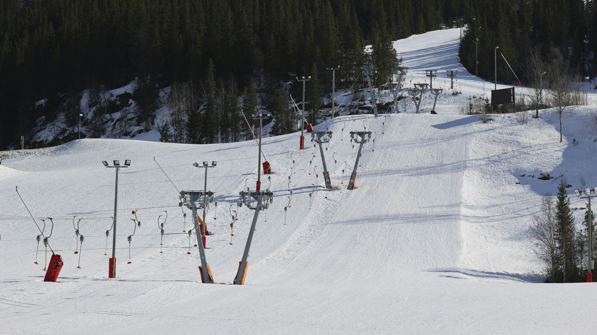 Lørdag eftermiddag er tre personer blevet fanget i et sneskred i Hemsedal. Her var to børn involveret og det ene barn kom lettere til skade under sneskreddet.