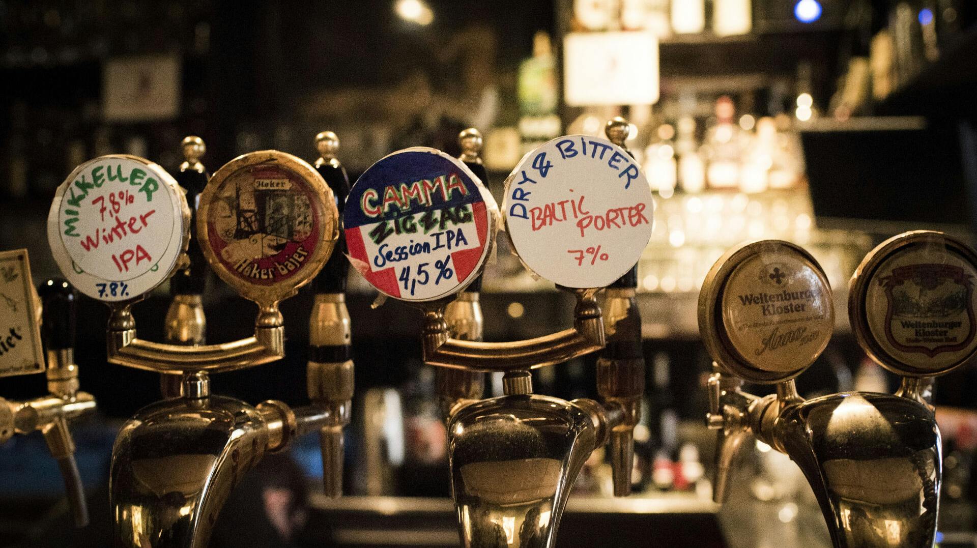 Siden 1922 har Café Guldregn serveret øl på Vesterbro. Men nu er det slut, da værtshuset lukker. (Arkivfoto)