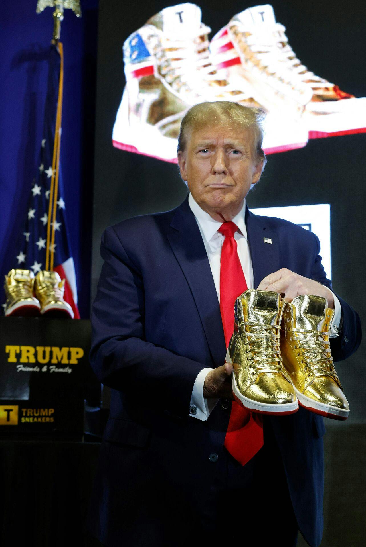 Donald Trump viser skoen frem