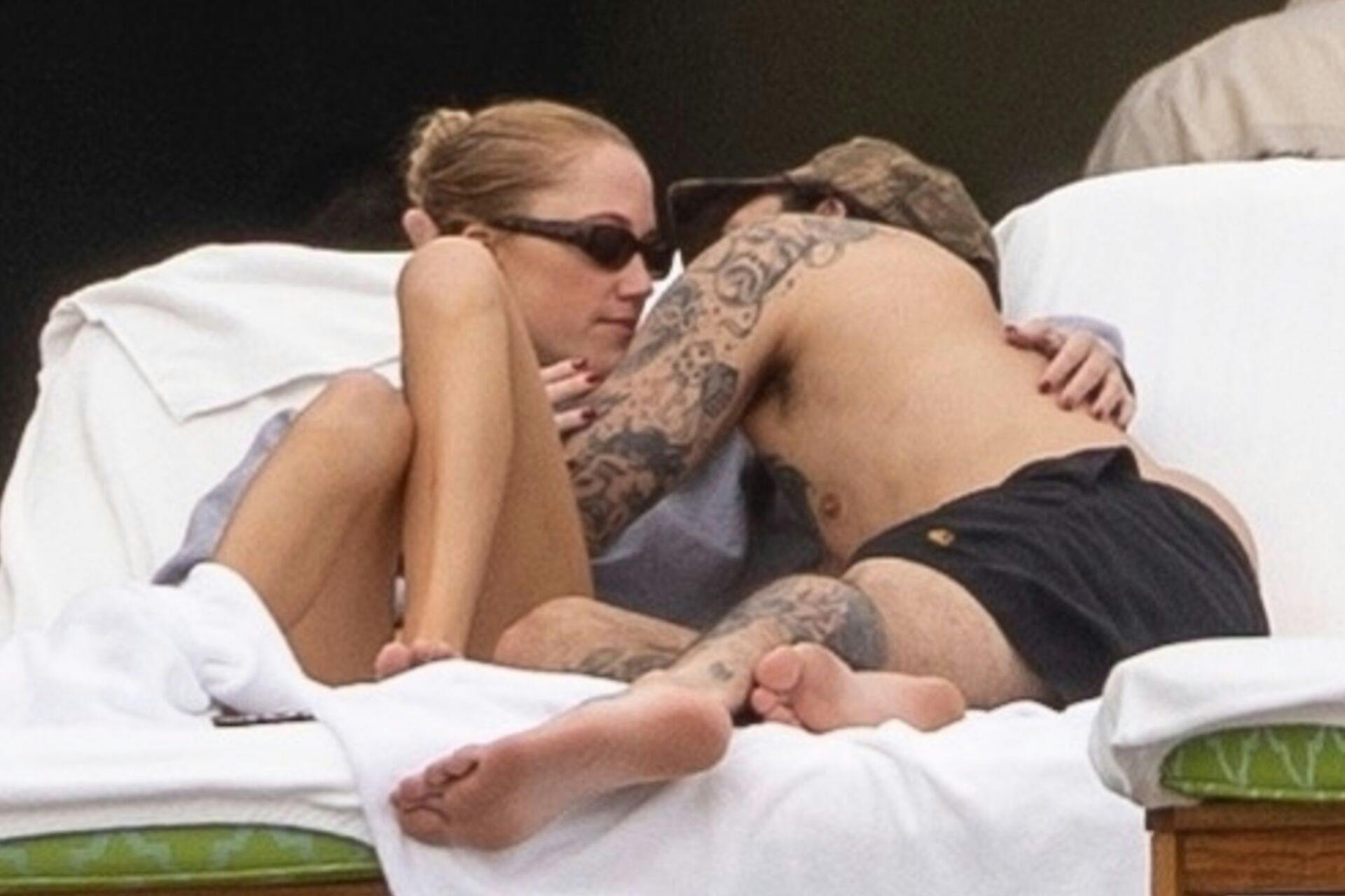 Kys mig, skat! Dalton Gomez og Maika Monroe kysser løs ved poolen i Mexico.