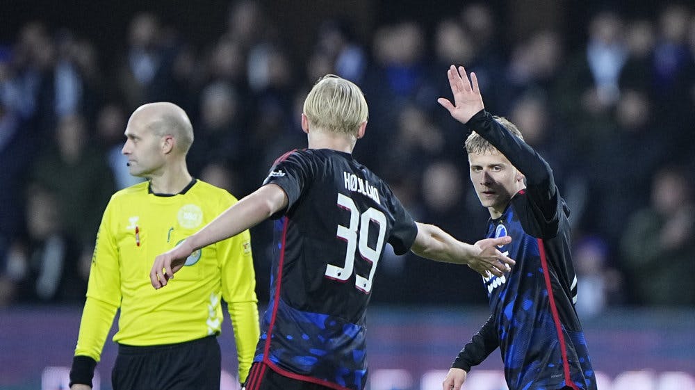 Oscar Højlund (tv.) var blandt FCK's bedste, mens Magnus Mattsson (th.) åbnede scoringen, da de forsvarende mestre tog hul på foråret med en sejr i Silkeborg. 