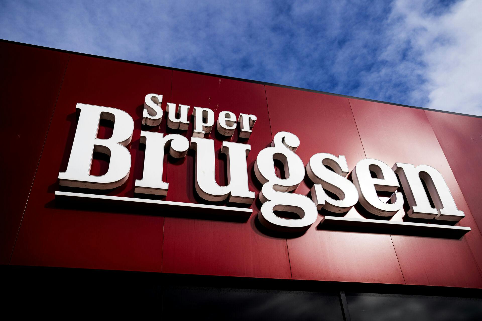 Super Brugsen har sat tape i gulvet for at markere afstand mellem kunderne, i Brøndby tirsdag den 17. marts 2020. Det skal mindske smitterisikoen.. (Foto: Ida Guldbæk Arentsen/Ritzau Scanpix)