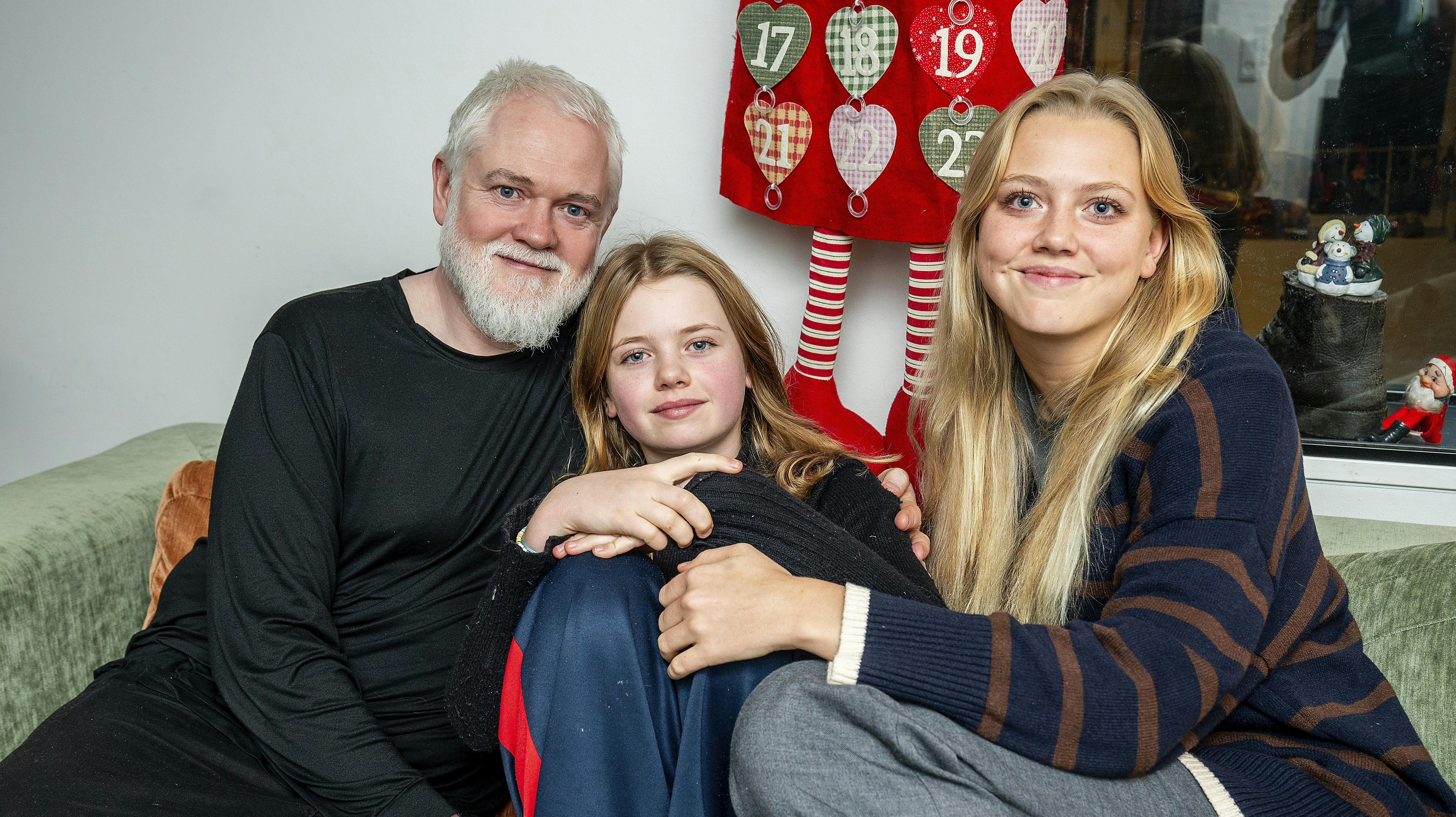 Juleinterview med Esben Dalgaard og hans piger. De har pyntet op til jul og julehygger med bagning eller juleklip.Alberte. Olivia. Sted: Lebeliavej 19, 2300 København S