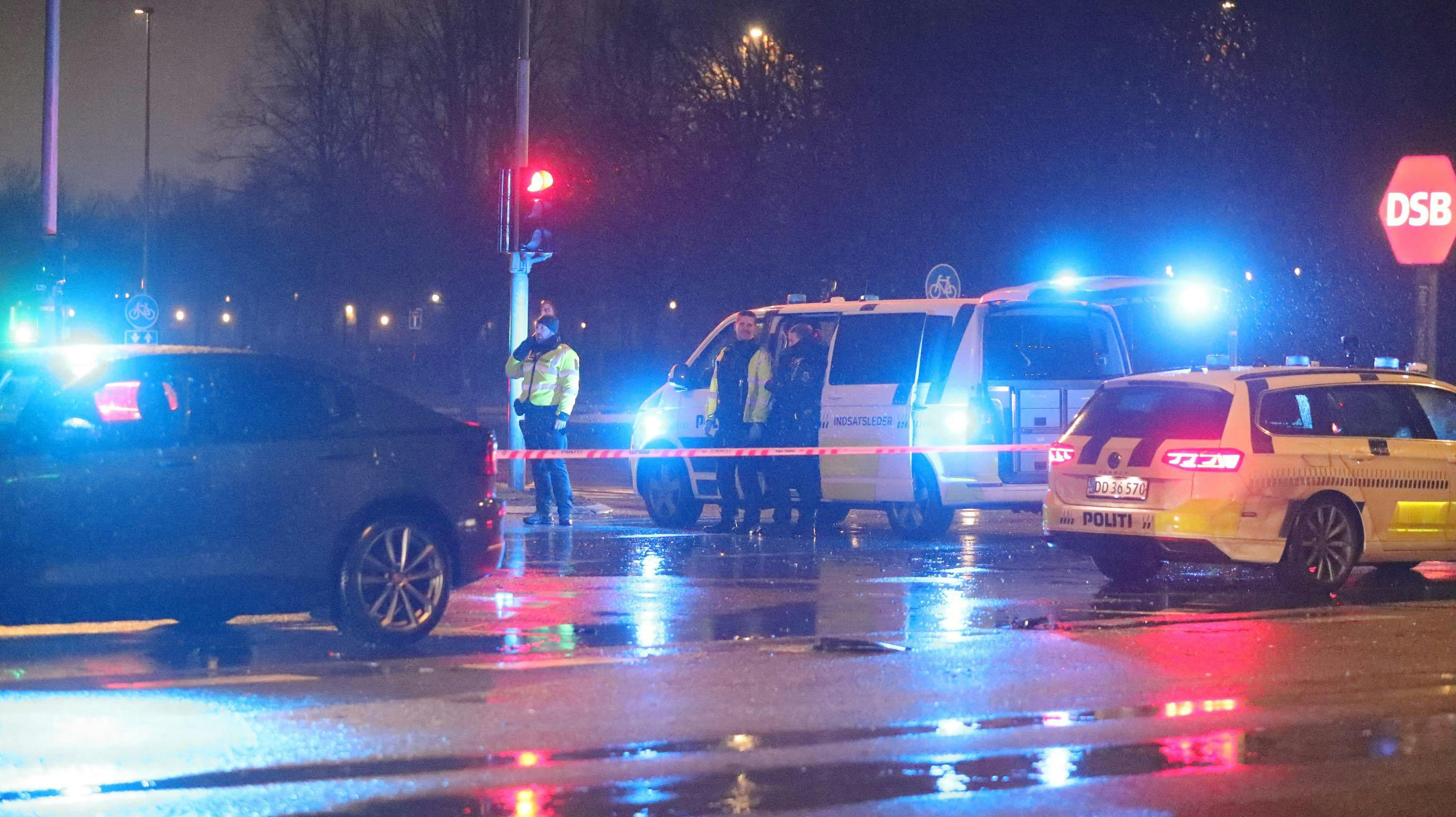 En kvinde døde søndag aften, da hun kom kørende i personbil og i lyskryds blev ramt af varevogn.