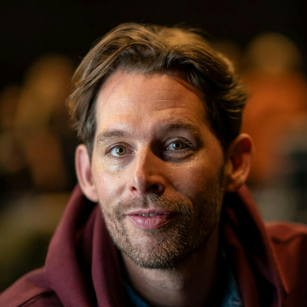 Rasmus Seebach har meddelt sine fans, at han snart er klar med spritnyt musik.