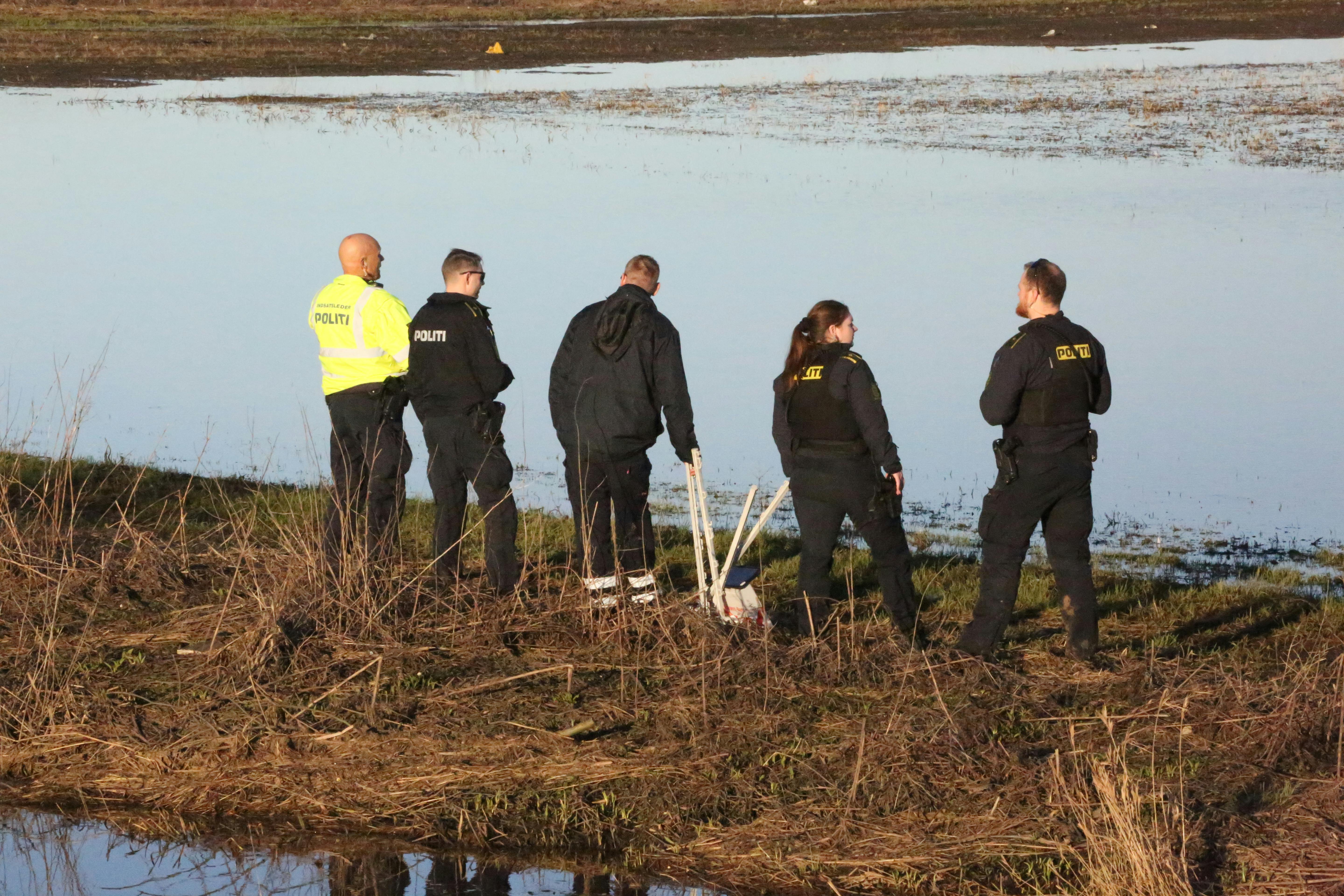 Politiet og deres teknikere arbejdede ved kanalen i Svinninge i flere timer lørdag, efter en mand blev fundet død.