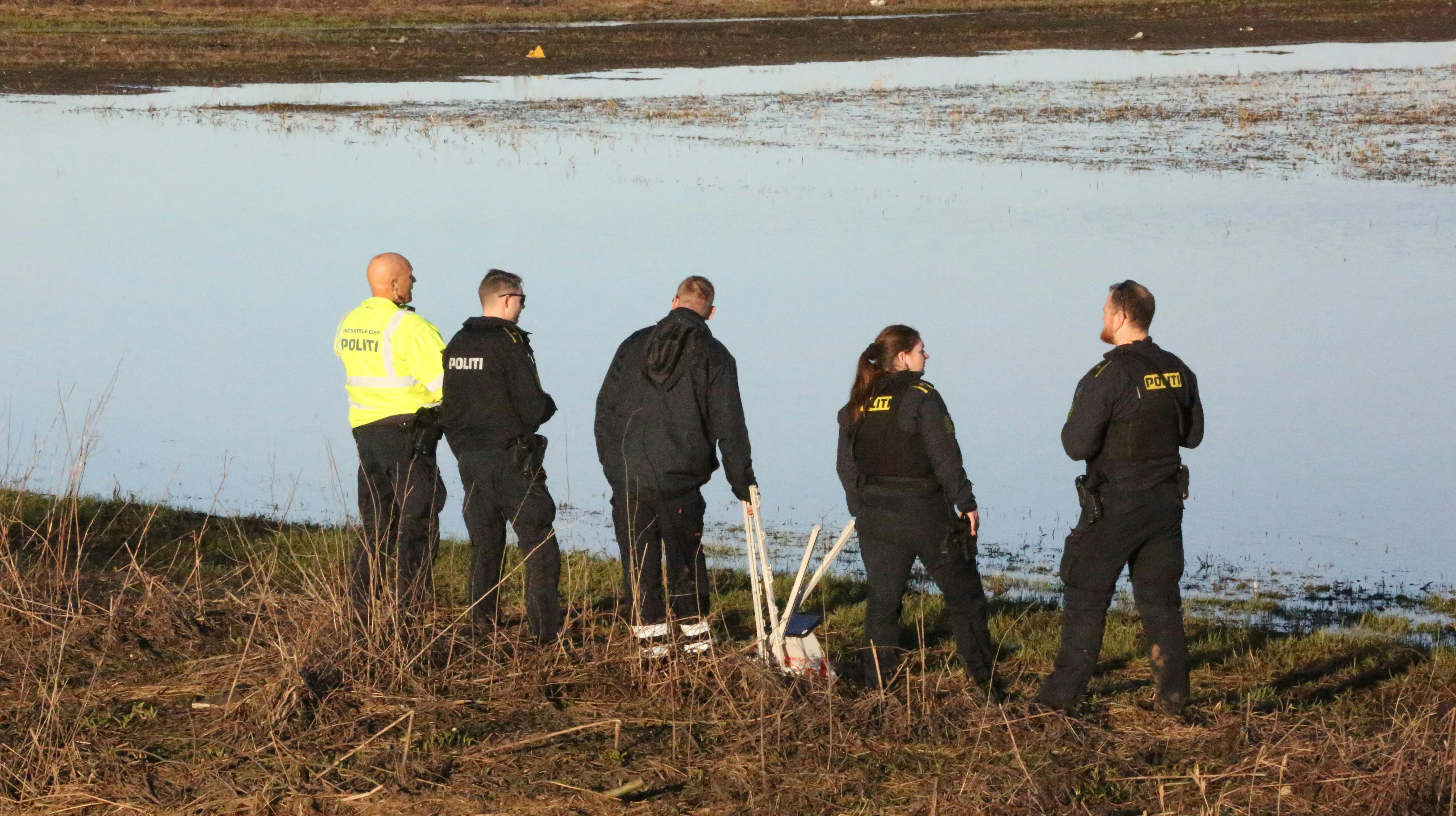 Politiet og deres teknikere arbejdede ved kanalen i Svinninge i flere timer lørdag, efter en mand blev fundet død.