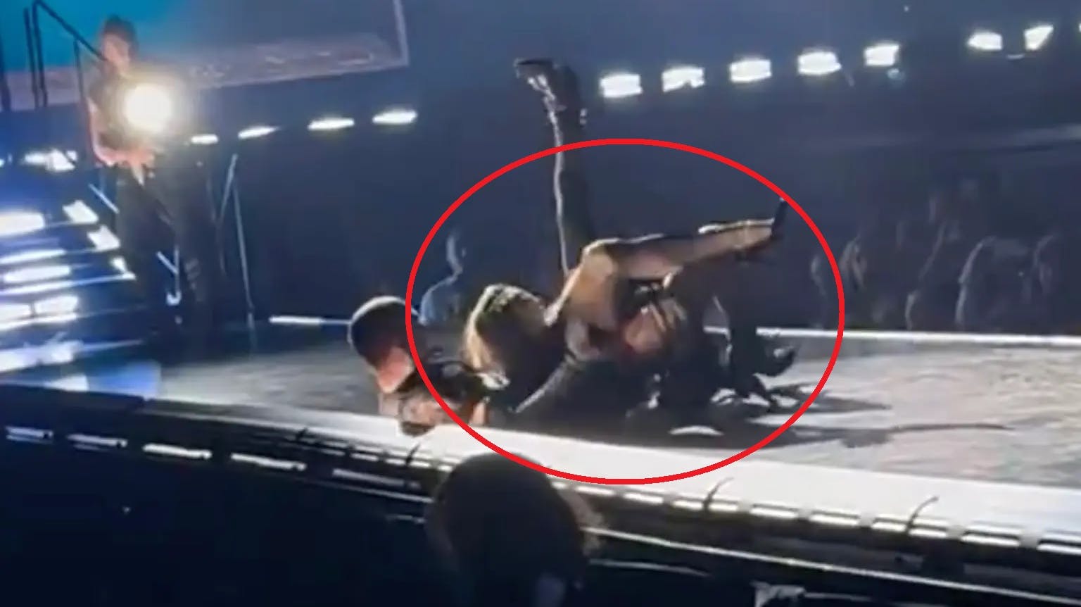 Her ligger Madonna på scenen efter sit styrt.