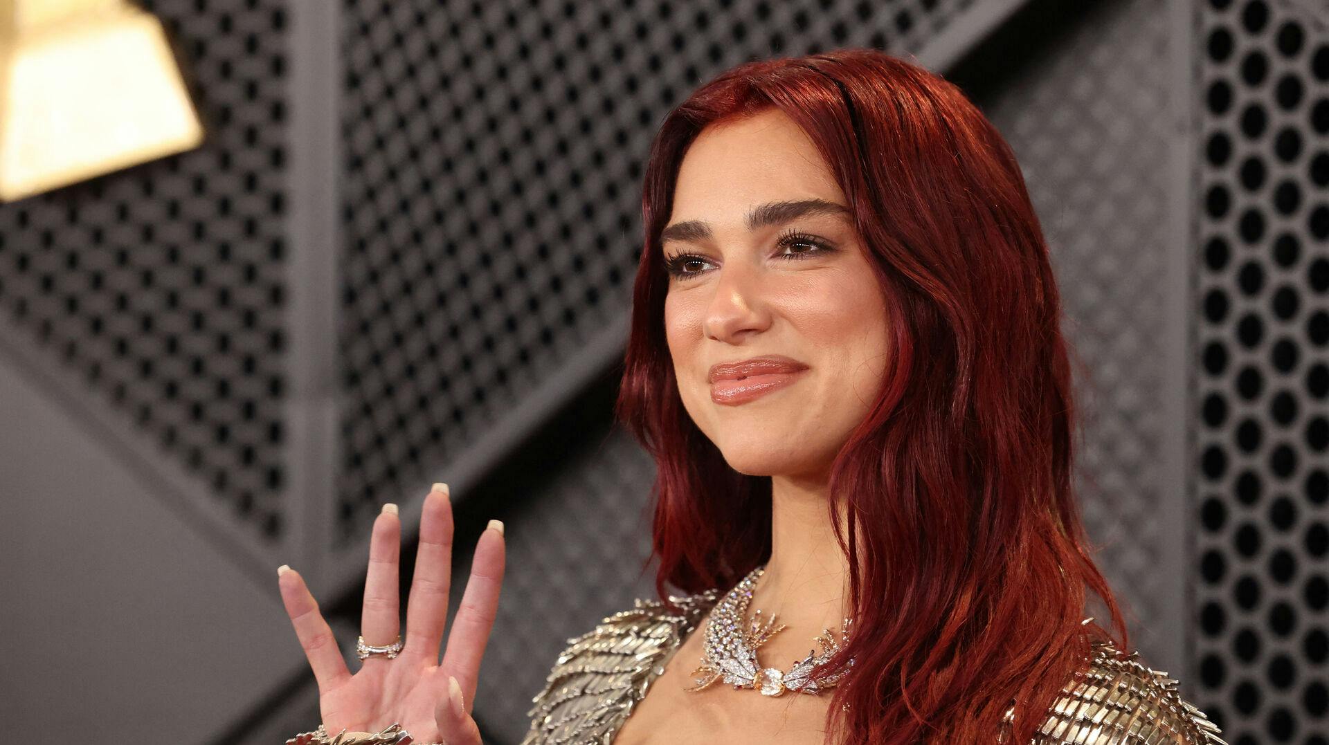 Dua Lipa lader til at være glad for sin nye flamme.