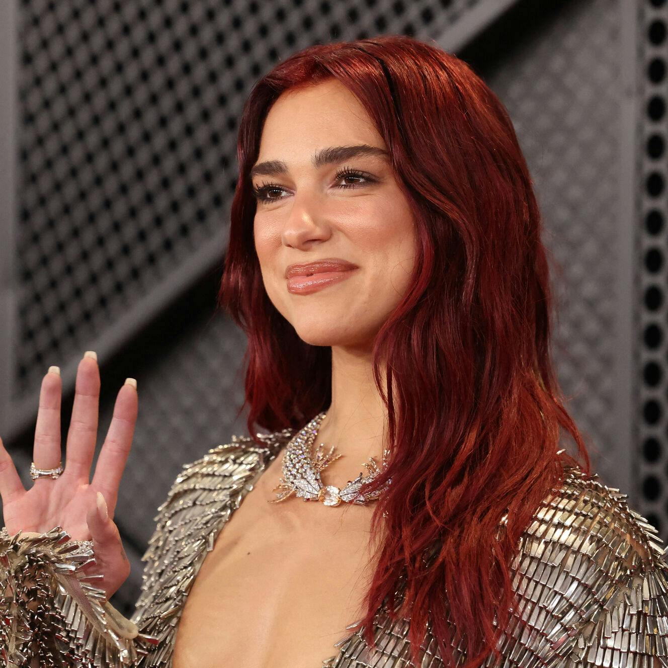 Dua Lipa lader til at være glad for sin nye flamme.