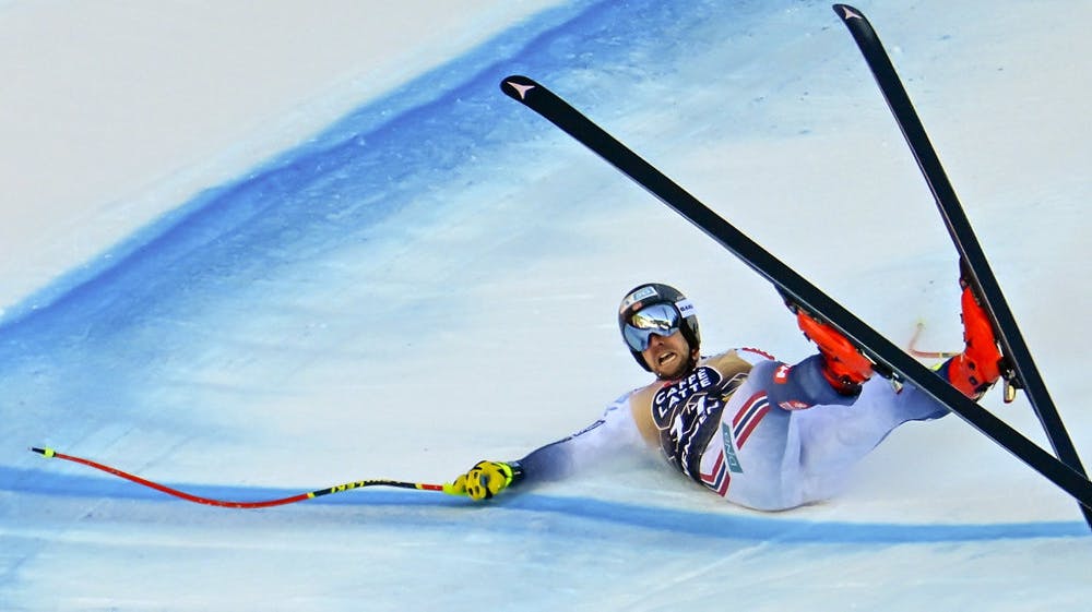 Aleksander Aamodt Kilde styrtede med 120 kilometer i timen og væltede ud i sikkerhedsnettet på pisten i Wengen. 