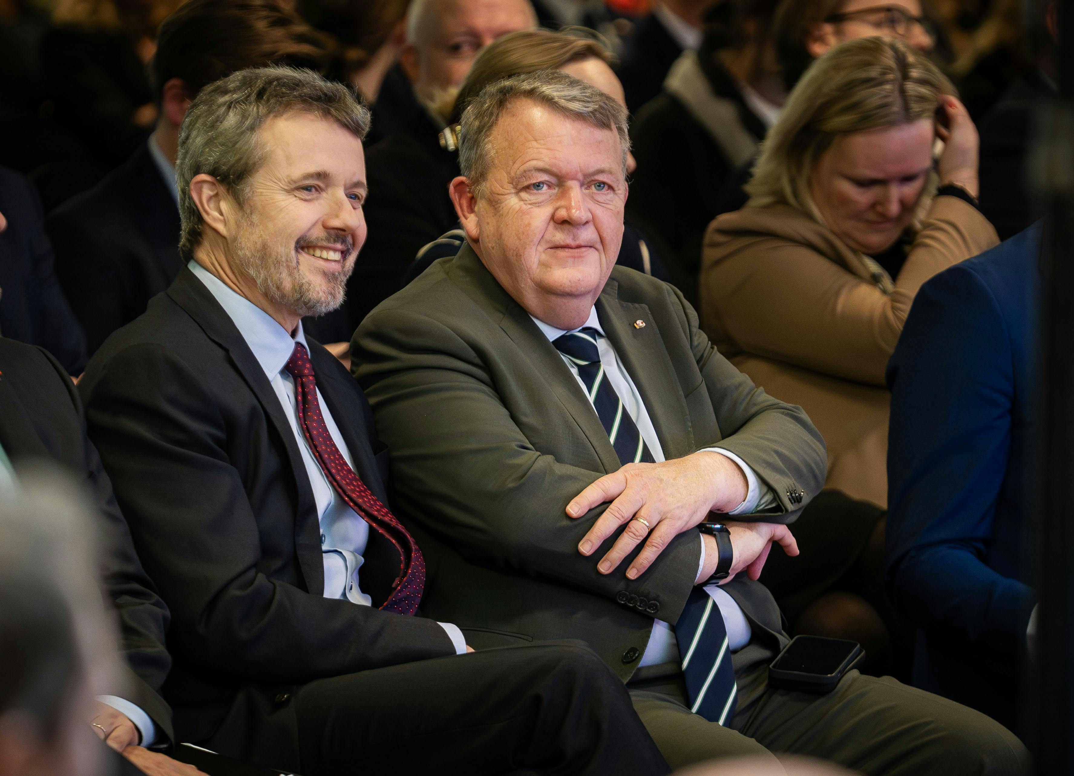 Som udenrigsminister rejser Lars Løkke Rasmussen meget. Her er han i Polen med kong Frederik. 