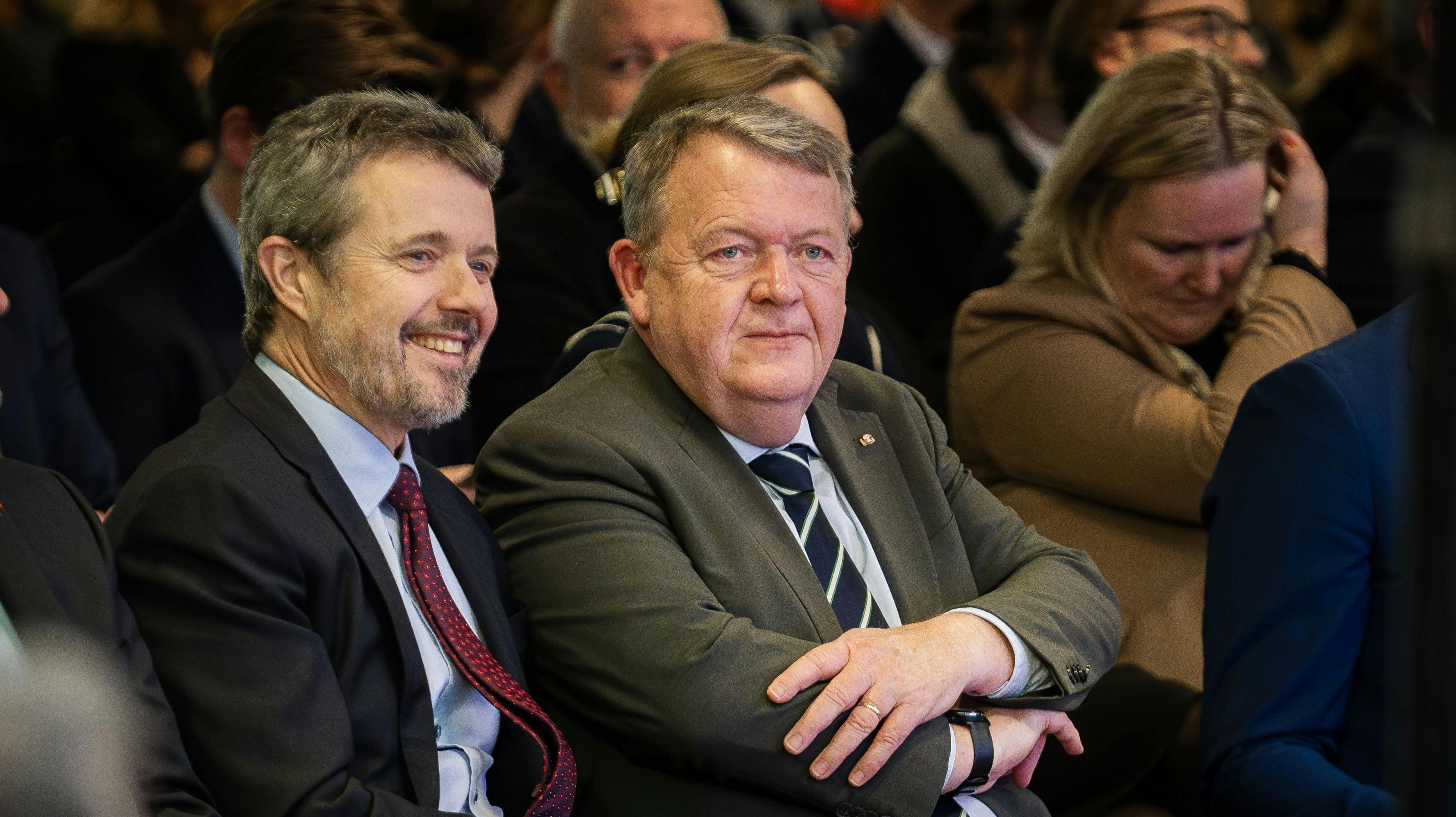 Som udenrigsminister rejser Lars Løkke Rasmussen meget. Her er han i Polen med kong Frederik.