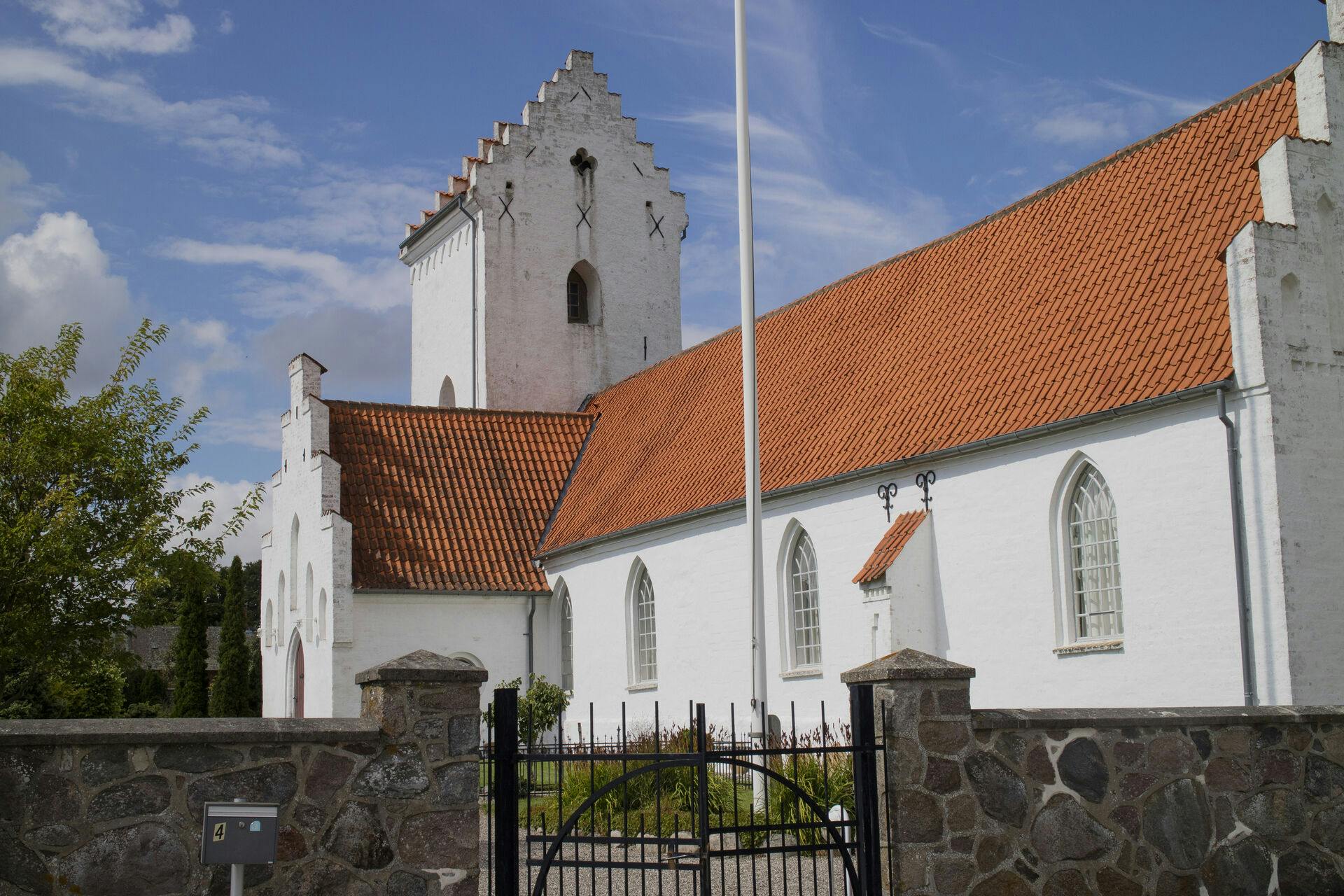Spjellerup Kirkes arkitektoniske historie er usædvanlig kompliceret med bygningselementer fra vidt forskellige tider.