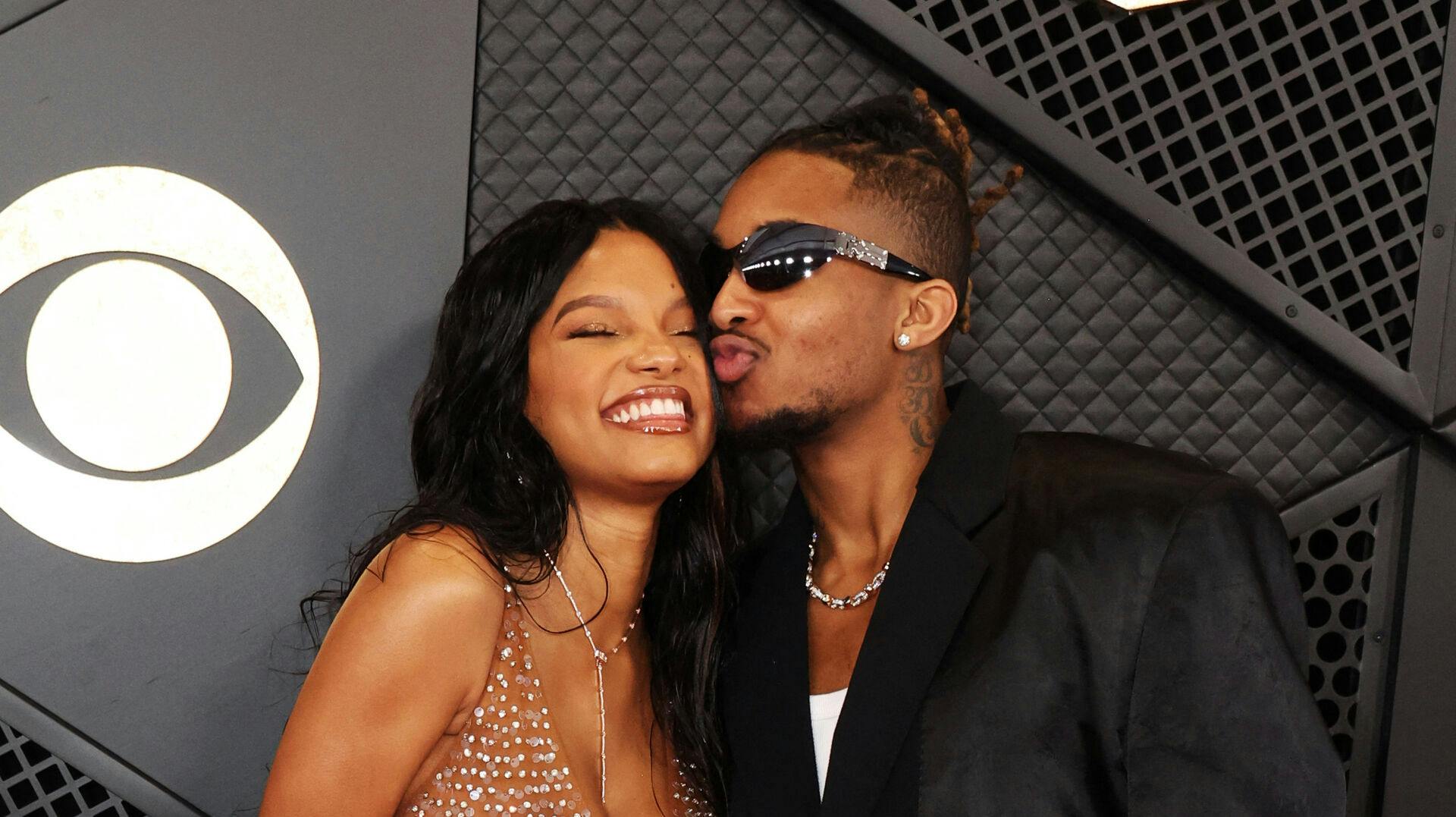 Halle Bailey og kæresten DDG på den røde løber til årets Grammy-uddeling.