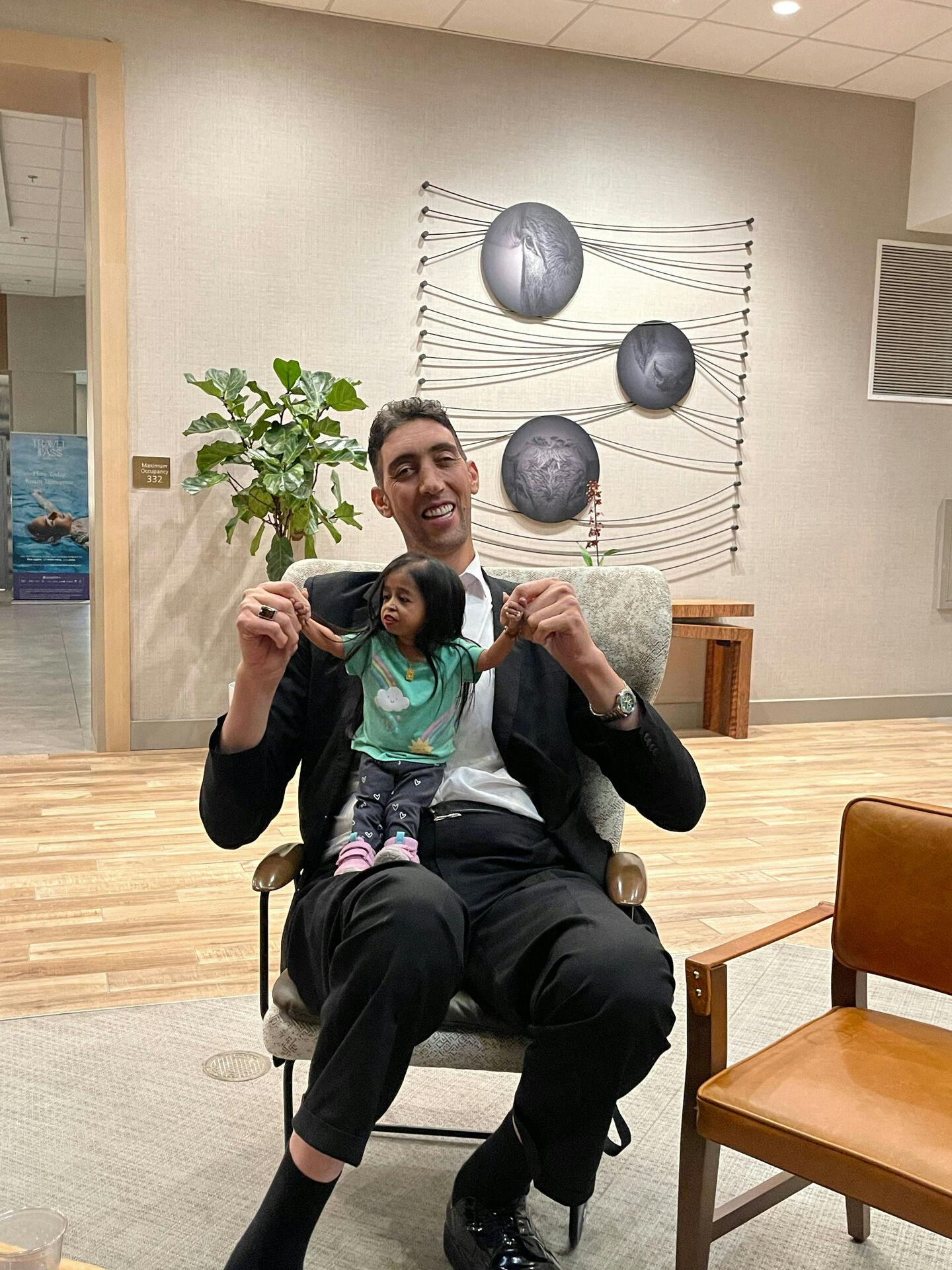 Sultan Kosen og Jyoti Amge er begge at finde i Guinness Rekordbog.