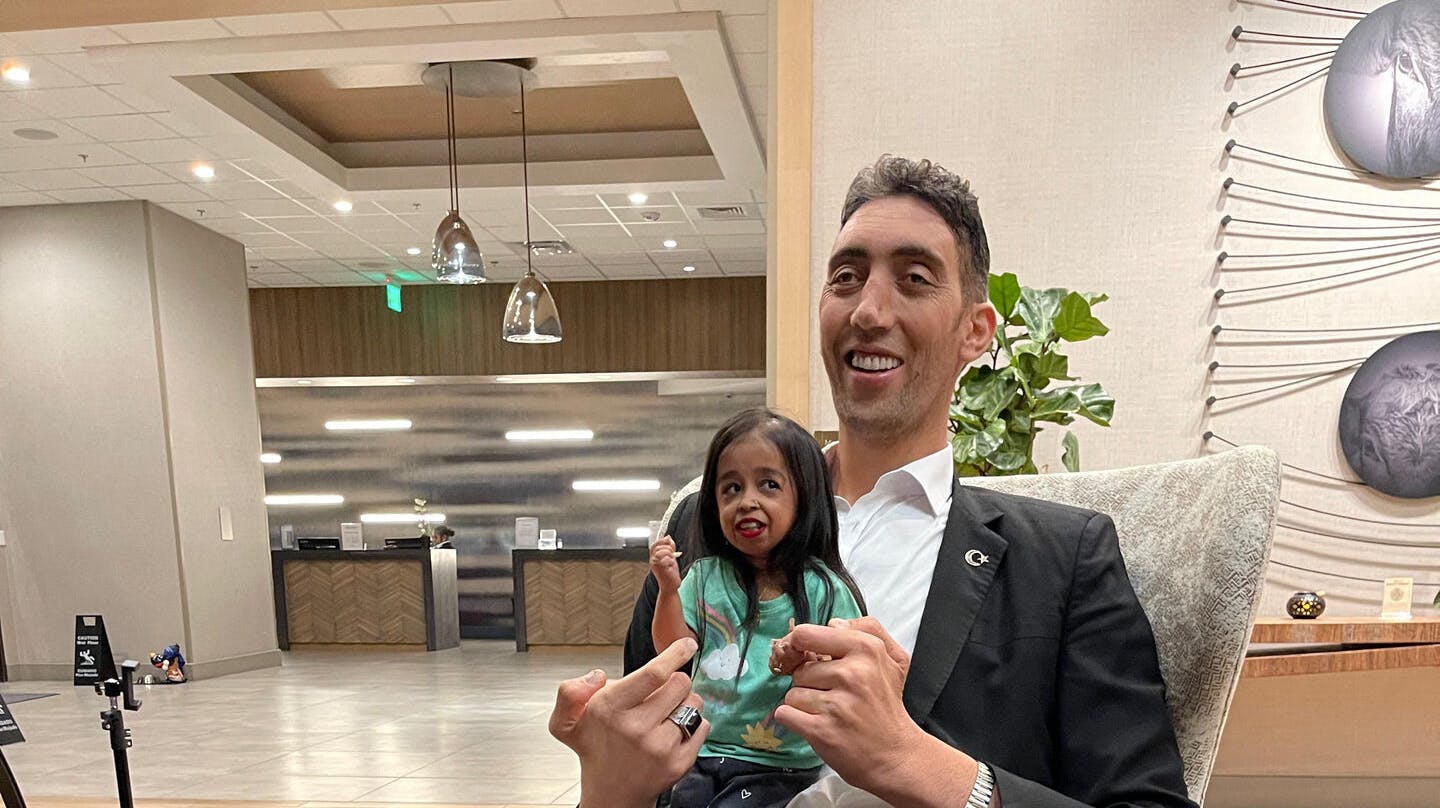 Sultan Kosen er med sine 251 centimeter verdens højeste mand, og indiskfødte Jyoti Amge kan med sine blot 62,8 centimeter kalde sig verdens mindste kvinde.