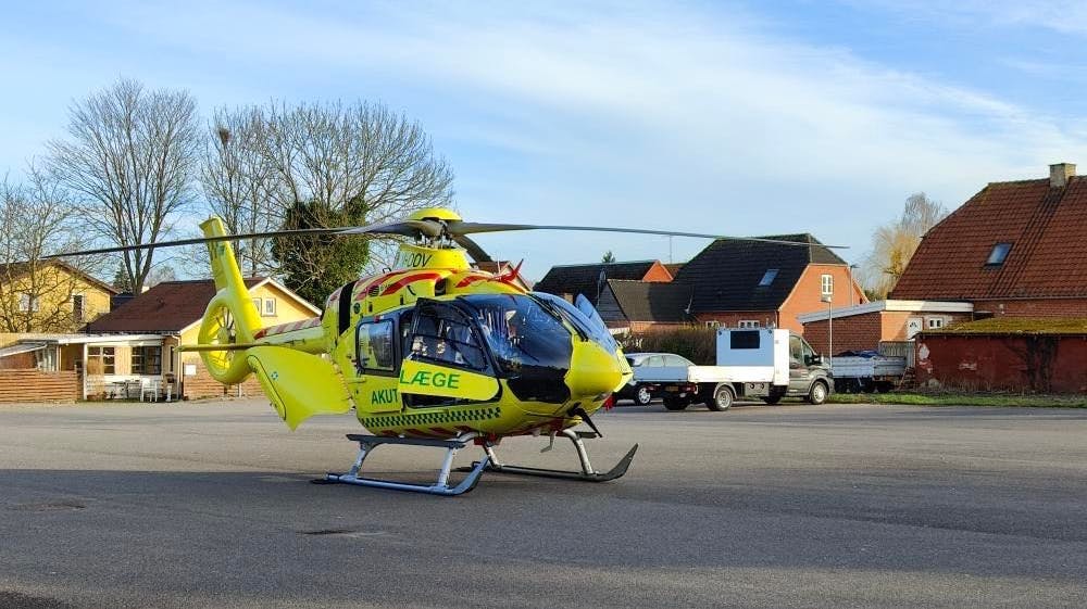 En lægehelikopter er landet på parkeringspladsen ved Coop365 i Hørve.
