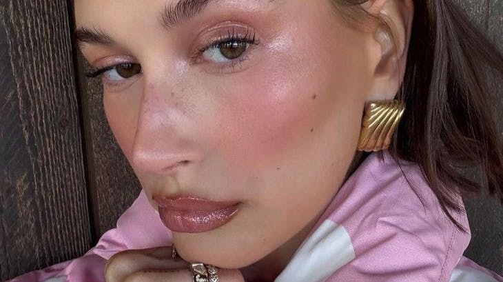 Hailey Bieber sendte sine make up-produkter ud i verden i sommeren 2022. 
