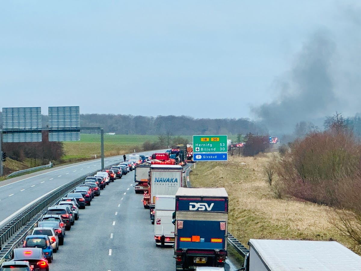 Flammer fortærer lastbil ved Tørring