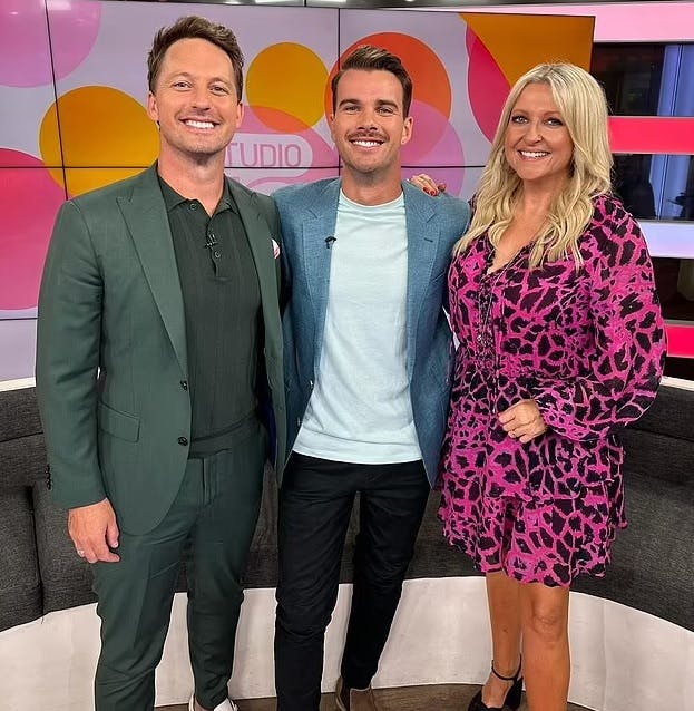 Jesse Baird (midten) har tidligere arbejdet for tv-stationen Channel 10 i Australien.
