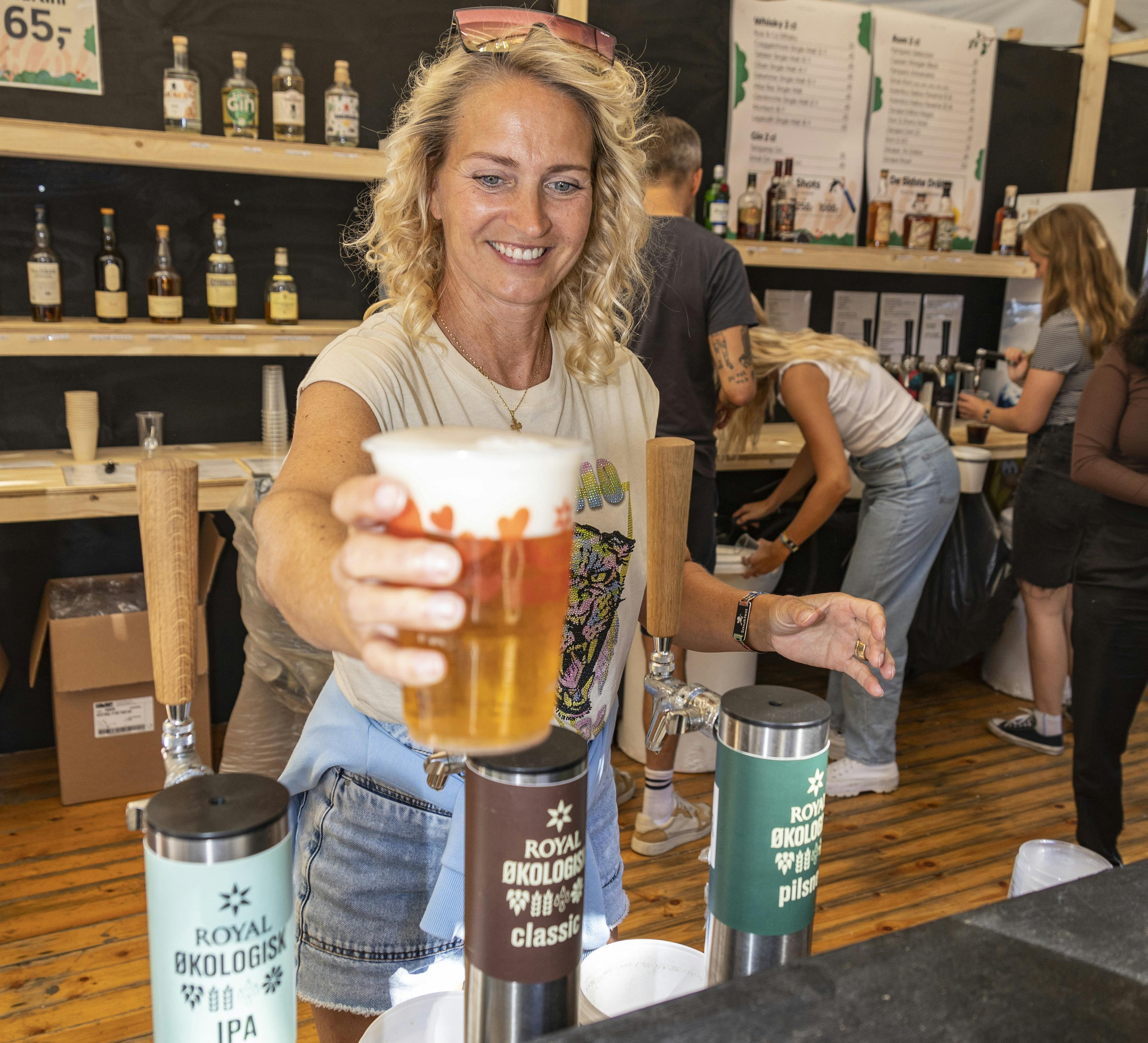 Annette Heick kan ikke blot lange fadøl, men også planter fra haven, over disken.