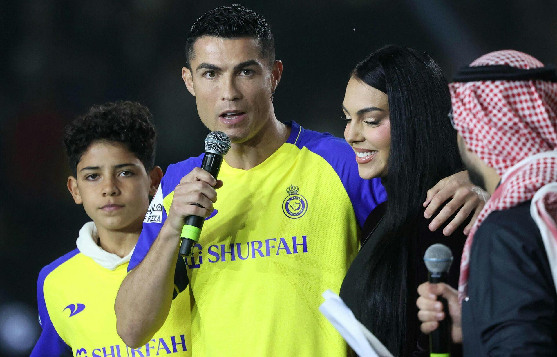 Cristiano Ronaldo med sønnen Cristiano Ronaldo Jr. til højre for sig. 