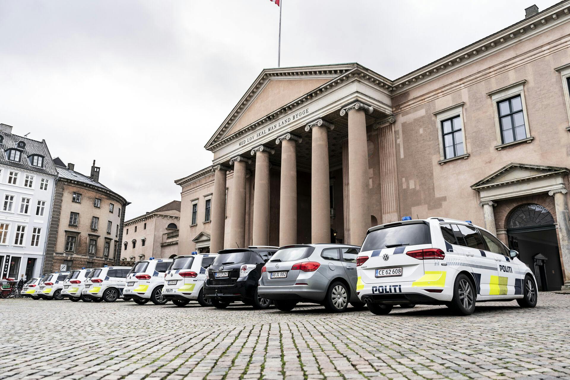 Mange politibiler parkeret foran Københavns Byret. København, tirsdag den 7. november 2013.