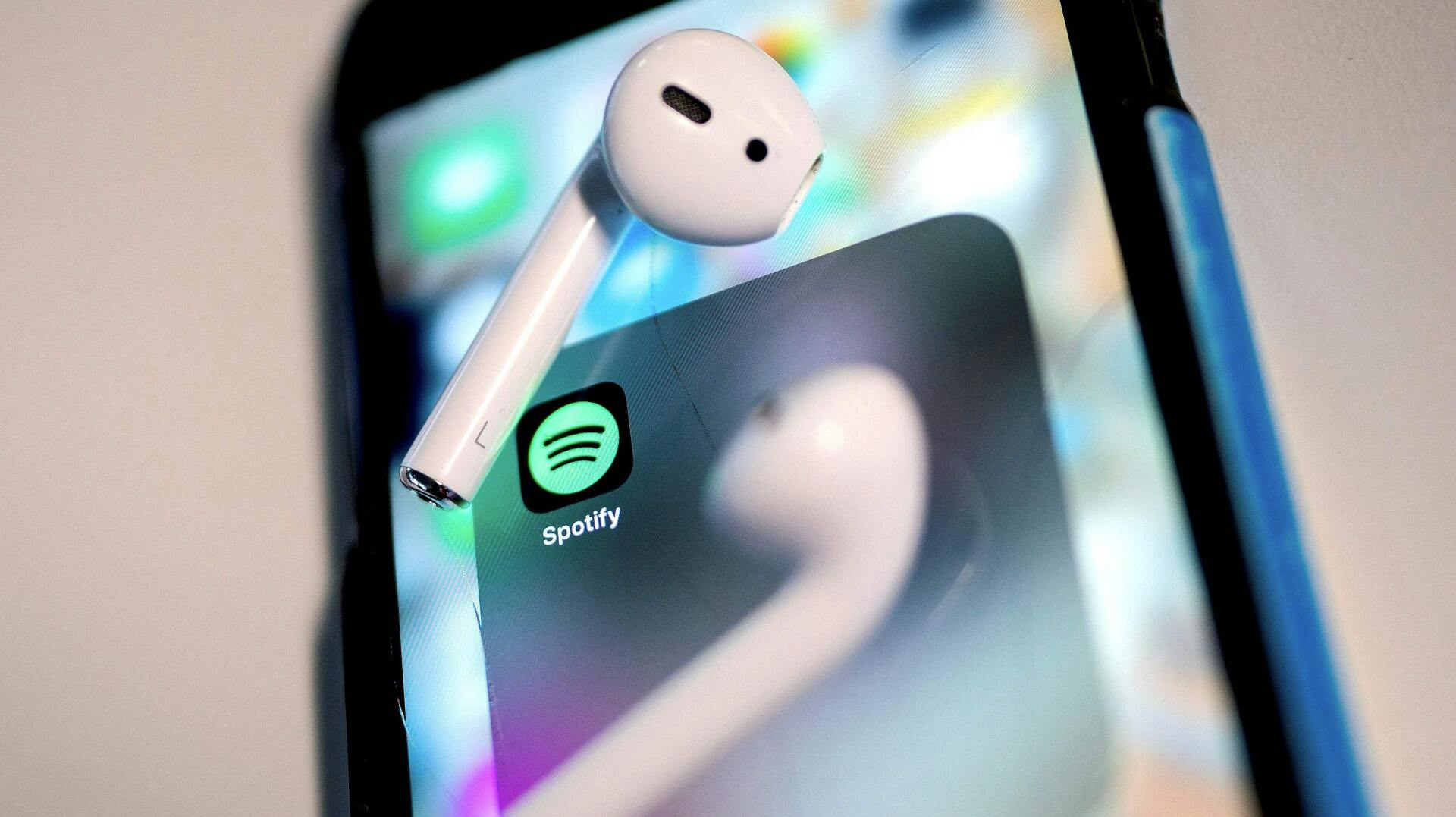 En 53-årig mand er anklaget for at have svindlet sig til 4,3 millioner kroner i royalties fra streamingtjenester. Han mener selv, at det hele er sket som et led i hans arbejde som konsulent i musikbranchen.