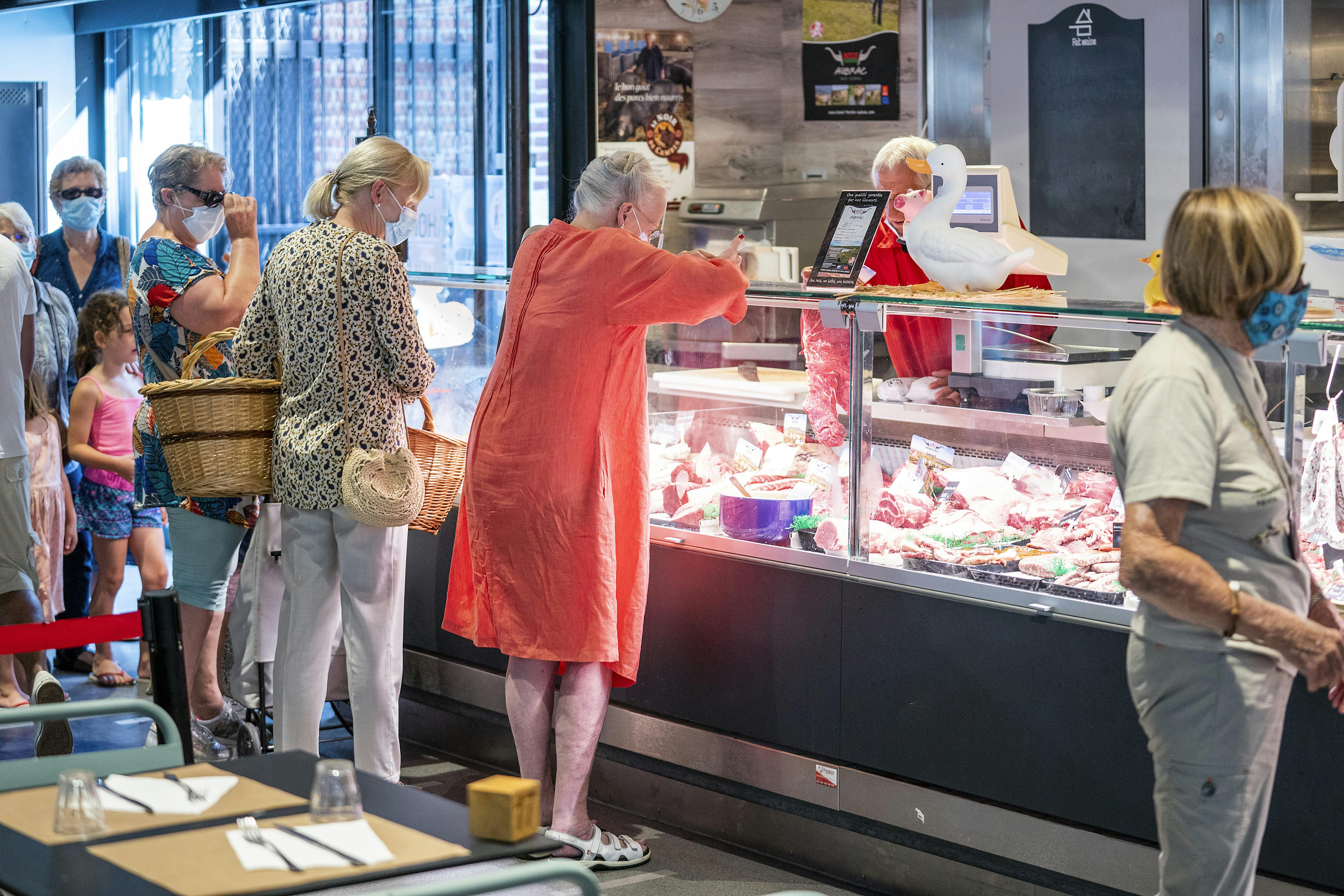 Dronningen på sommerferie i Cahors i Frankrig.På marked i Cahors.