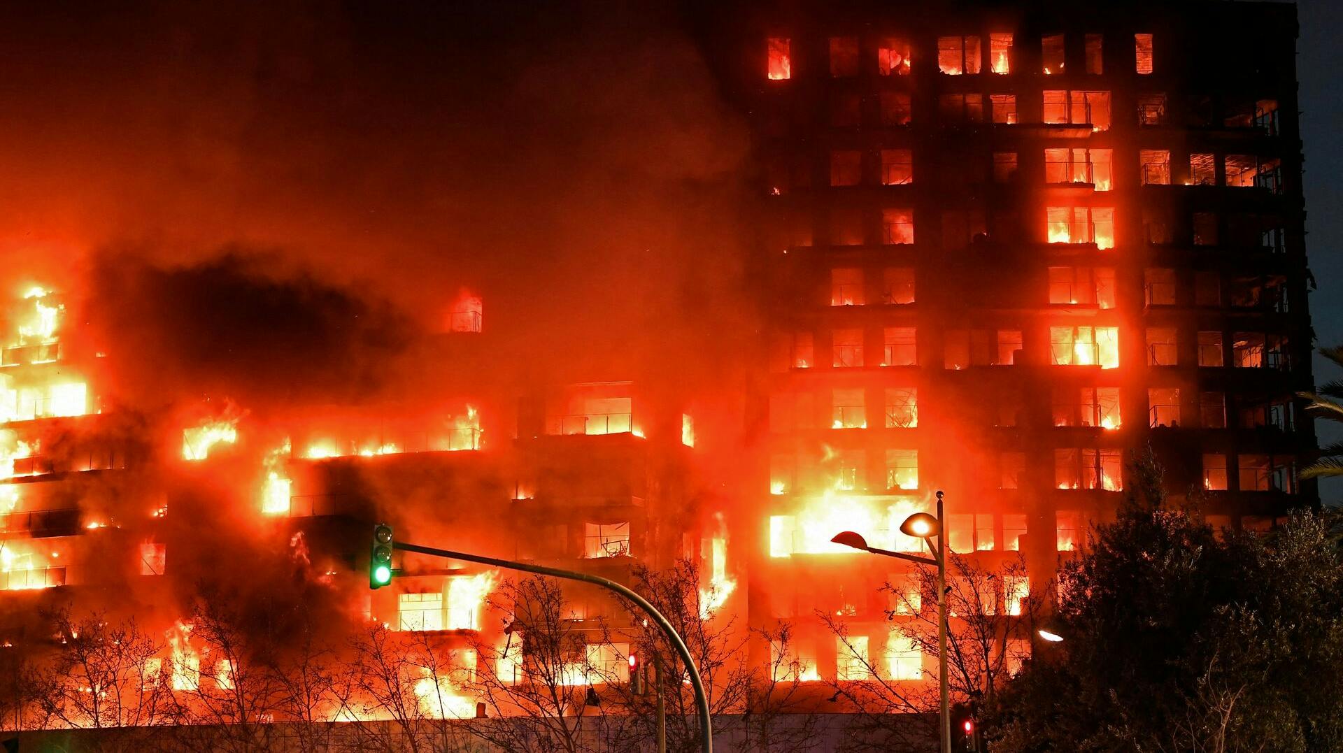 Dødstallet stiger efter branden i en etageejendom i Valencia.