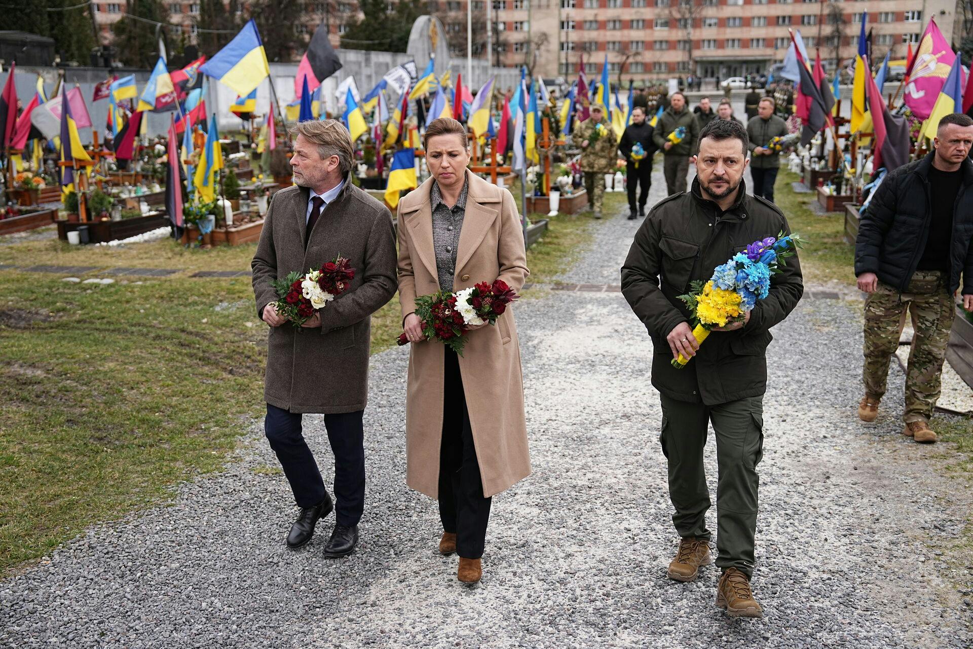 Mette Frederiksen er lige nu sammen med den ukrainske præsident Volodymyr Zelenskyj i Ukraine. 