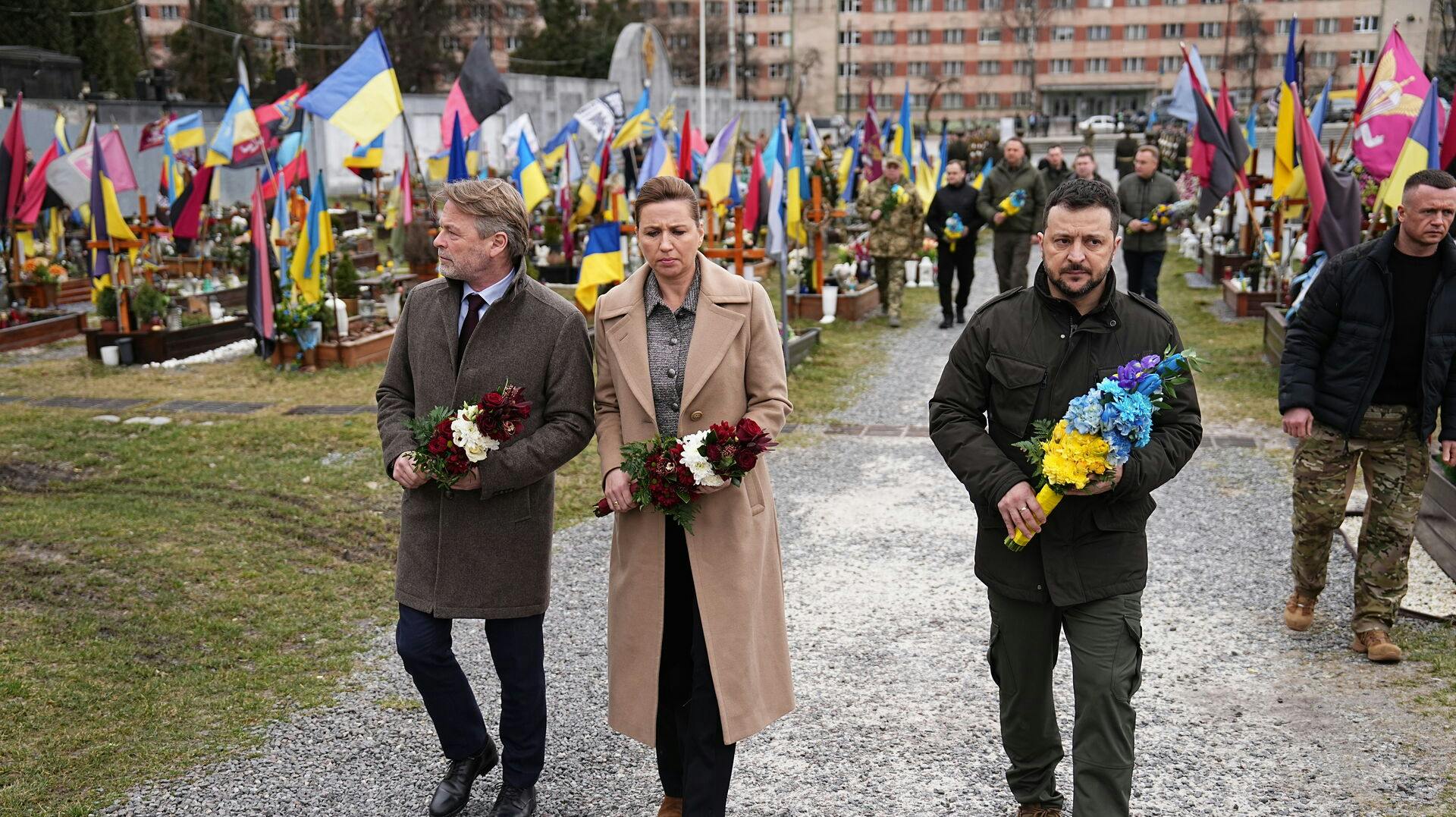 Mette Frederiksen er lige nu sammen med den ukrainske præsident Volodymyr Zelenskyj i Ukraine. 