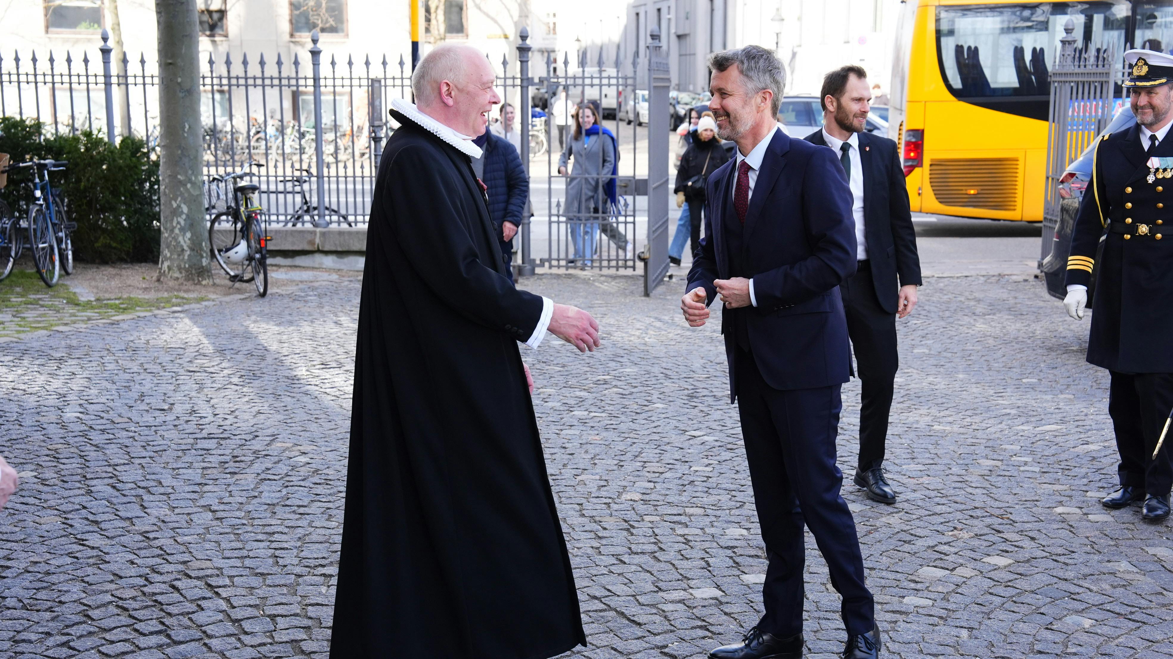 Kong Frederik er netop ankommet til Holmens Kirke, hvor der i anledning af toårsdagen for invasionen i Ukraine afholdes fredsgudstjeneste i Holmens Kirke i København.
