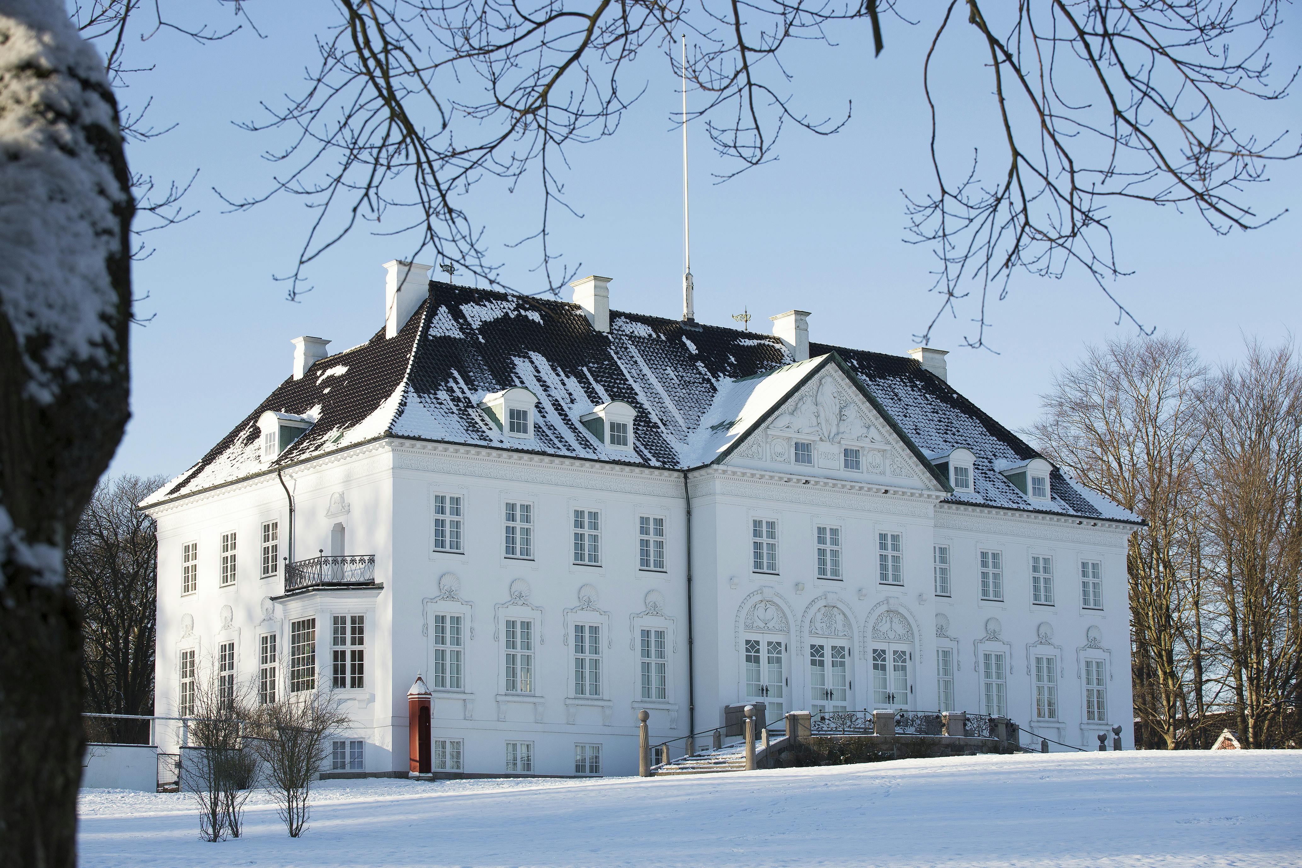 Marselisborg Slot omgivet af den snedækkede park. 