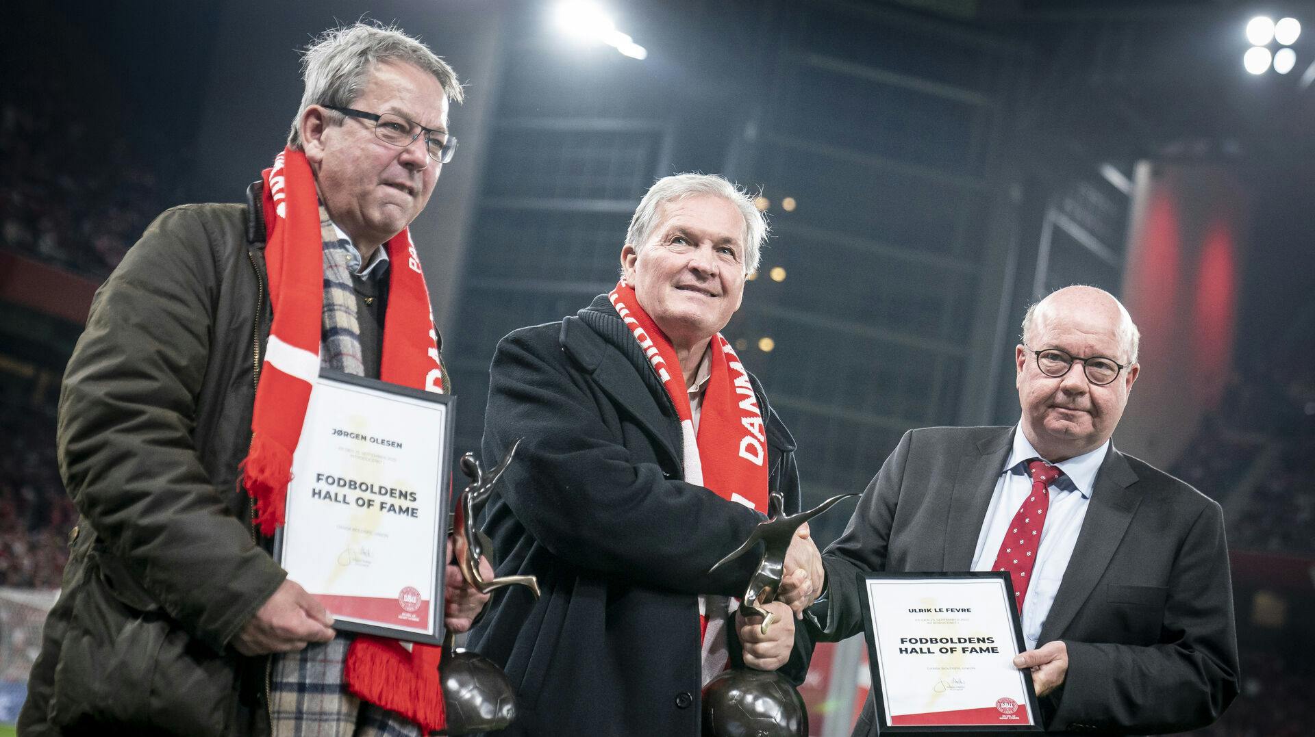 Ulrik Le Fevre (i midten red.) blev i 2022 optaget i fodboldens Hall Of Fame.
