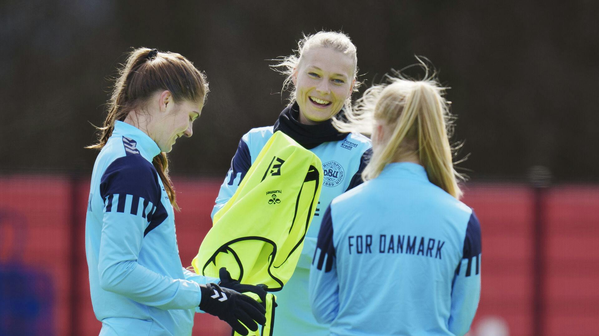 Stine Larsen og Mille Gejl under Kvindefodboldlandsholdets træning i Helsingør, tirsdag den 4. april 2023. (Foto: Liselotte Sabroe/Ritzau Scanpix)