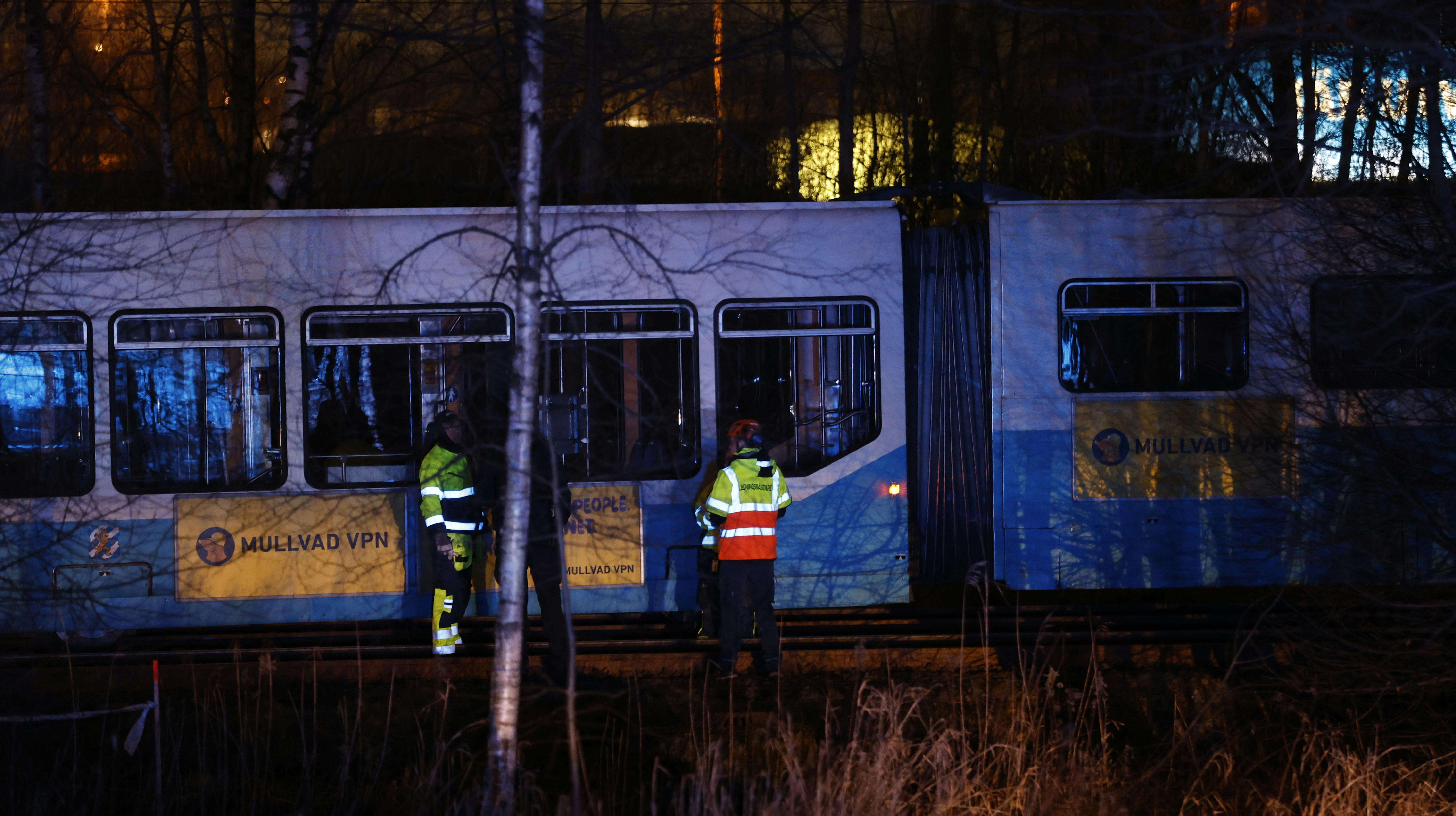 Ti personer er kommet til skade i forbindelse med et sammenstød mellem to sporvogne i Göteborg mandag.