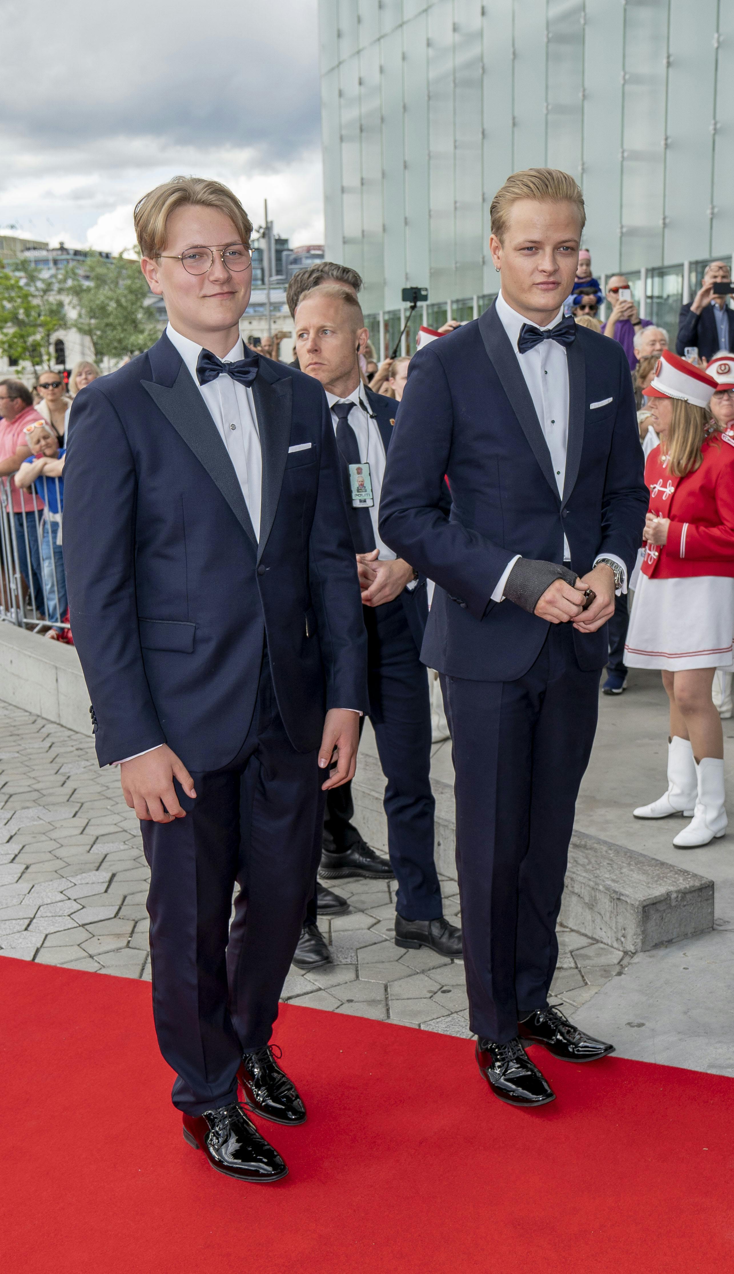 Prins Sverre Magnus med hans papbror, Mette-Marits søn Marius, til prinsesse Ingrid Alexandras 18-års fødselsdag i 2022.