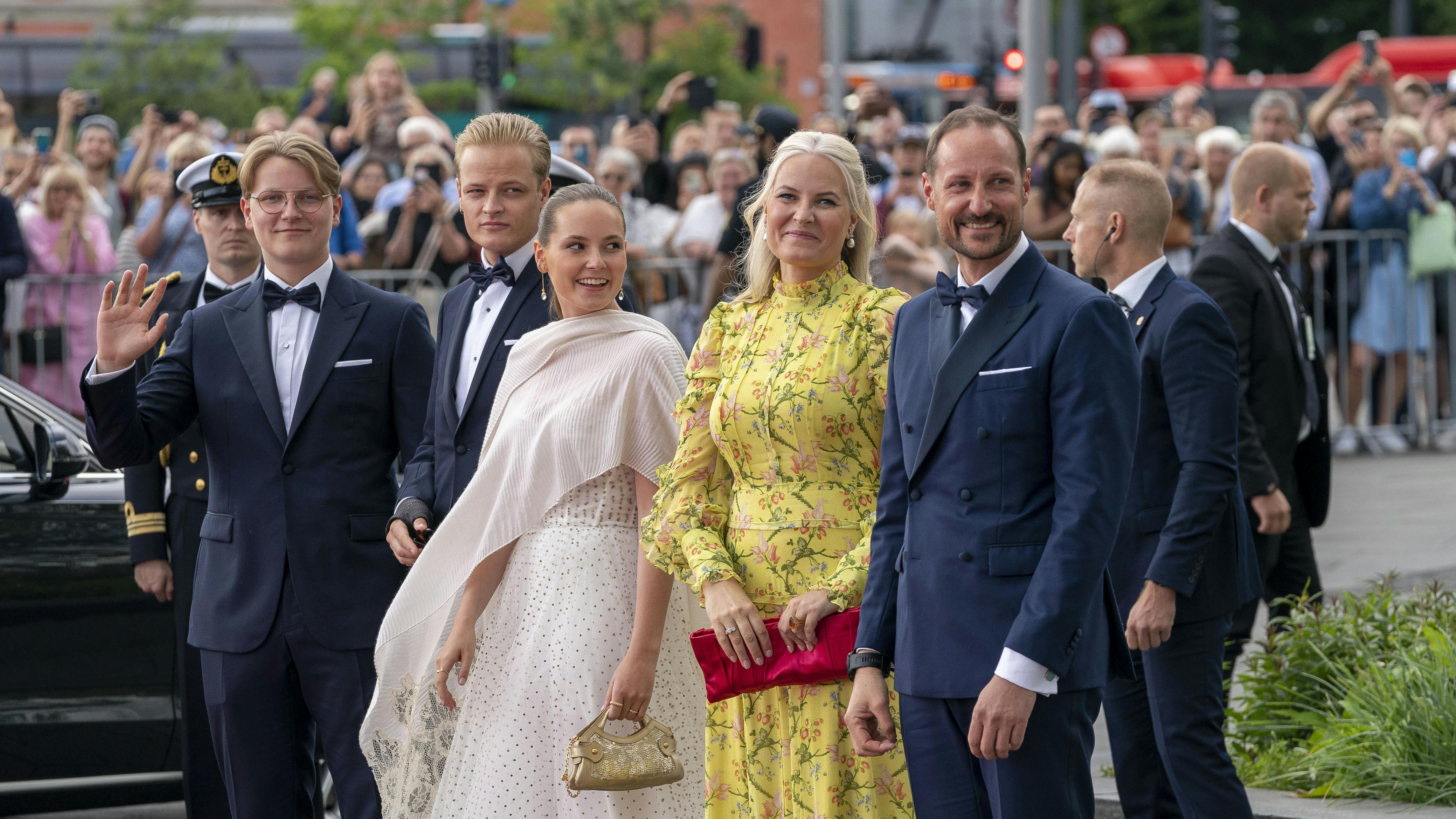 Prins Sverre Magnus, Mette-Marits søn Marius, prinsesse Ingrid Alexandra, Mette-Marit og kronprins Haakon.
