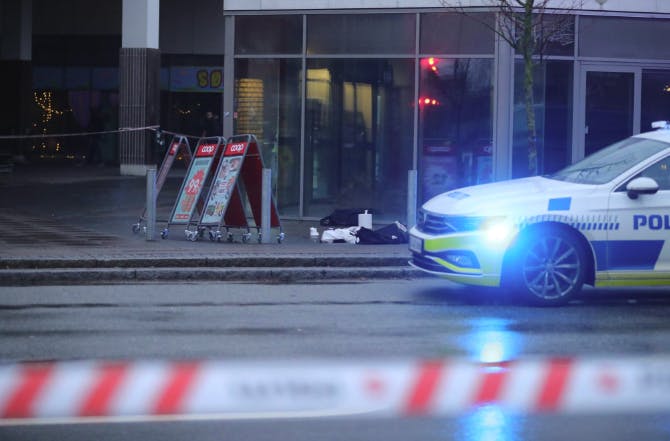 Kvinden fik hjertestop på stedet og måtte genoplivet, før hun blev hastet til hospitalet.