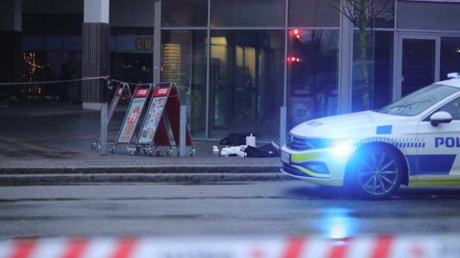 Kvinden fik hjertestop på stedet og måtte genoplivet, før hun blev hastet til hospitalet.