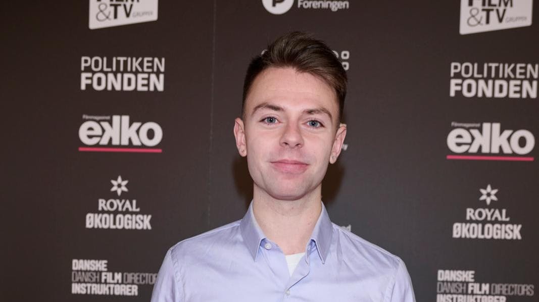 Morten Münster er en af flere influencere, der har skabt sin egen chipssmag hos Kims som led i en ny reklamekampagne. Forbrugerrådet Tænk mener imellemtid, at Münster på sine SoMe-kanaler henvender sig så meget til børn, at reklamen er i strid med