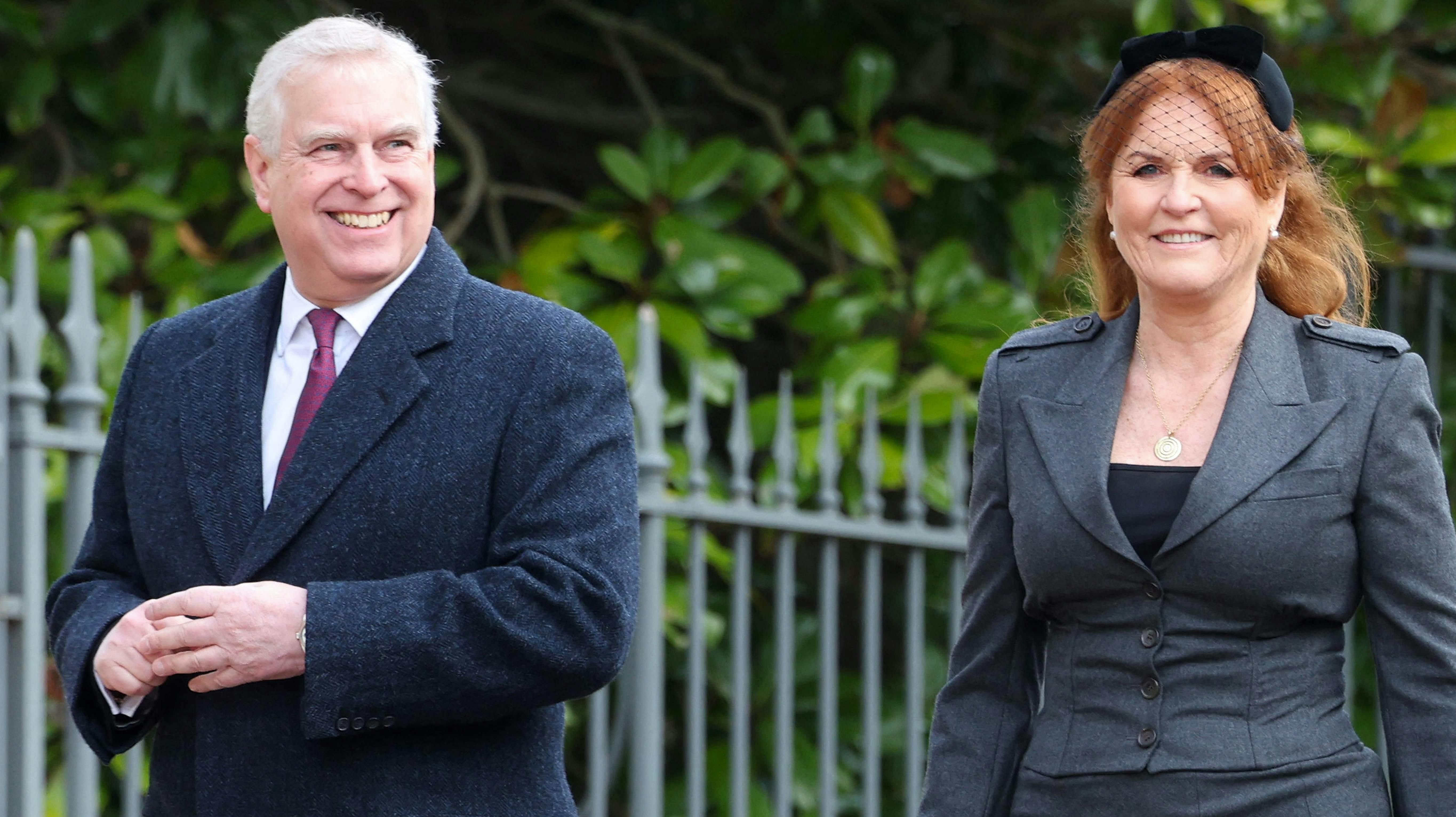 Flere britiske medier antyder, at prins Andrew igen nyder at være i centrum. Her ses han med sin ekskone Sarah Ferguson.