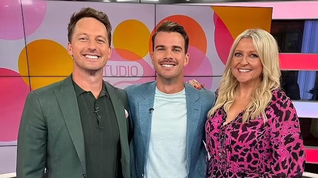 Jesse Baird (midten) har tidligere arbejdet for tv-stationen Channel 10 i Australien.